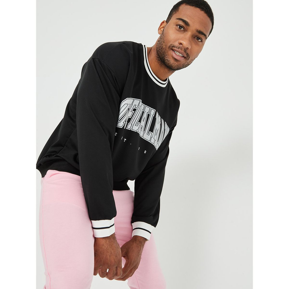 Styli Contrast Rib Cuff Detail Graphic Print Crew Neck Regular Sweatshirt-men-winterwear-hoodiesandsweatshirts-image-3