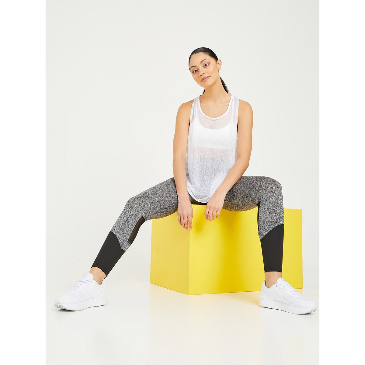 بلوزة رياضية بلا اكمام ومزينة بفتحات من ستايلي-women-clothing-sportswearandactivewear-tshirtsandvests-image-1