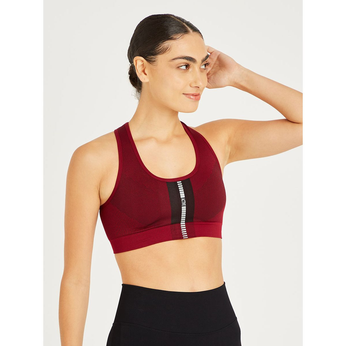 صدرية رياضية مزينة بخطوط من ستايلي-women-clothing-sportswearandactivewear-sportsbras-image-1