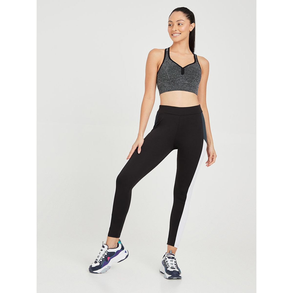 Styli Contrast Edge Seamless Active Sports Bra-women-clothing-sportswearandactivewear-sportsbras-image-2