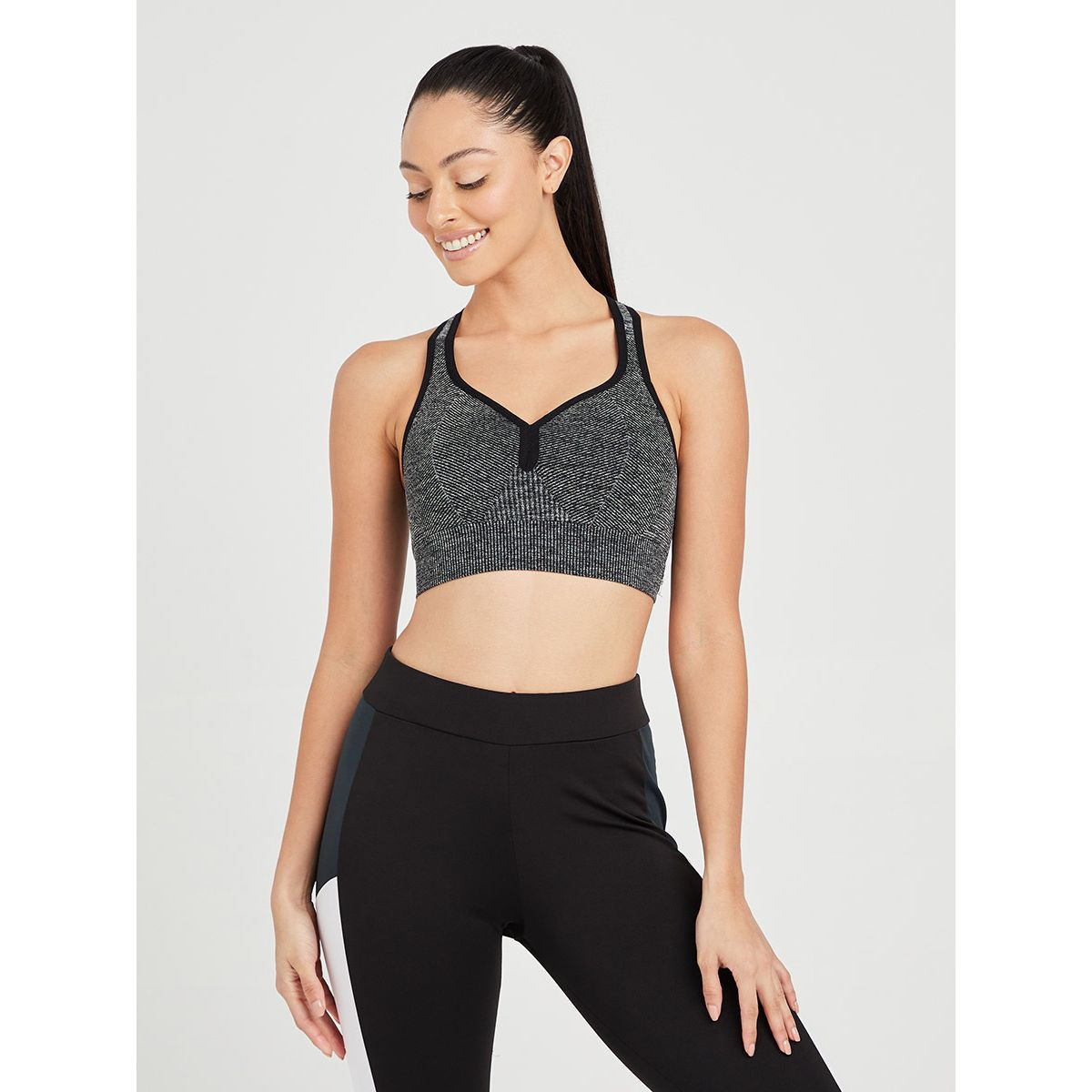 صدرية رياضية بتداخل مغاير من ستايلي-women-clothing-sportswearandactivewear-sportsbras-image-5