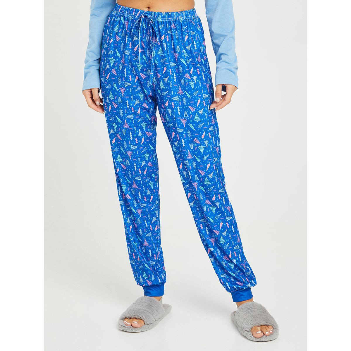 Styli Cosy Winter Vibe Graphic Print Long Sleeves Top and Cuffed Pyjama Set-women-clothing-nightwear-pyjamas-longsets-image-4