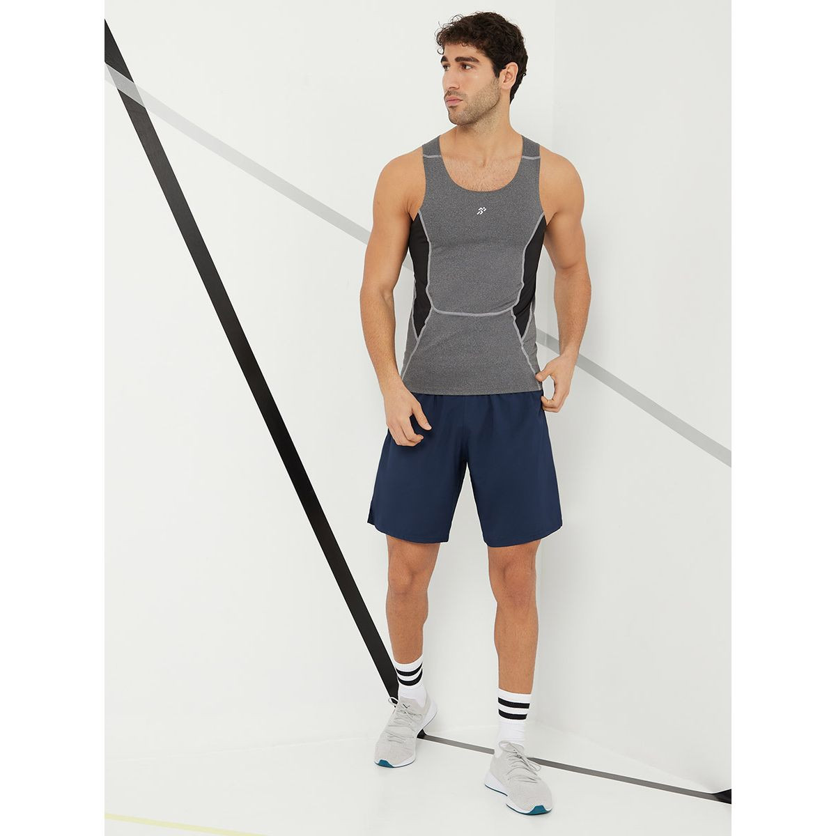 تيشيرت كت بتداخلات شبكية من ستايلي-men-clothing-sportswearandactivewear-tshirtsandpolos-image-2