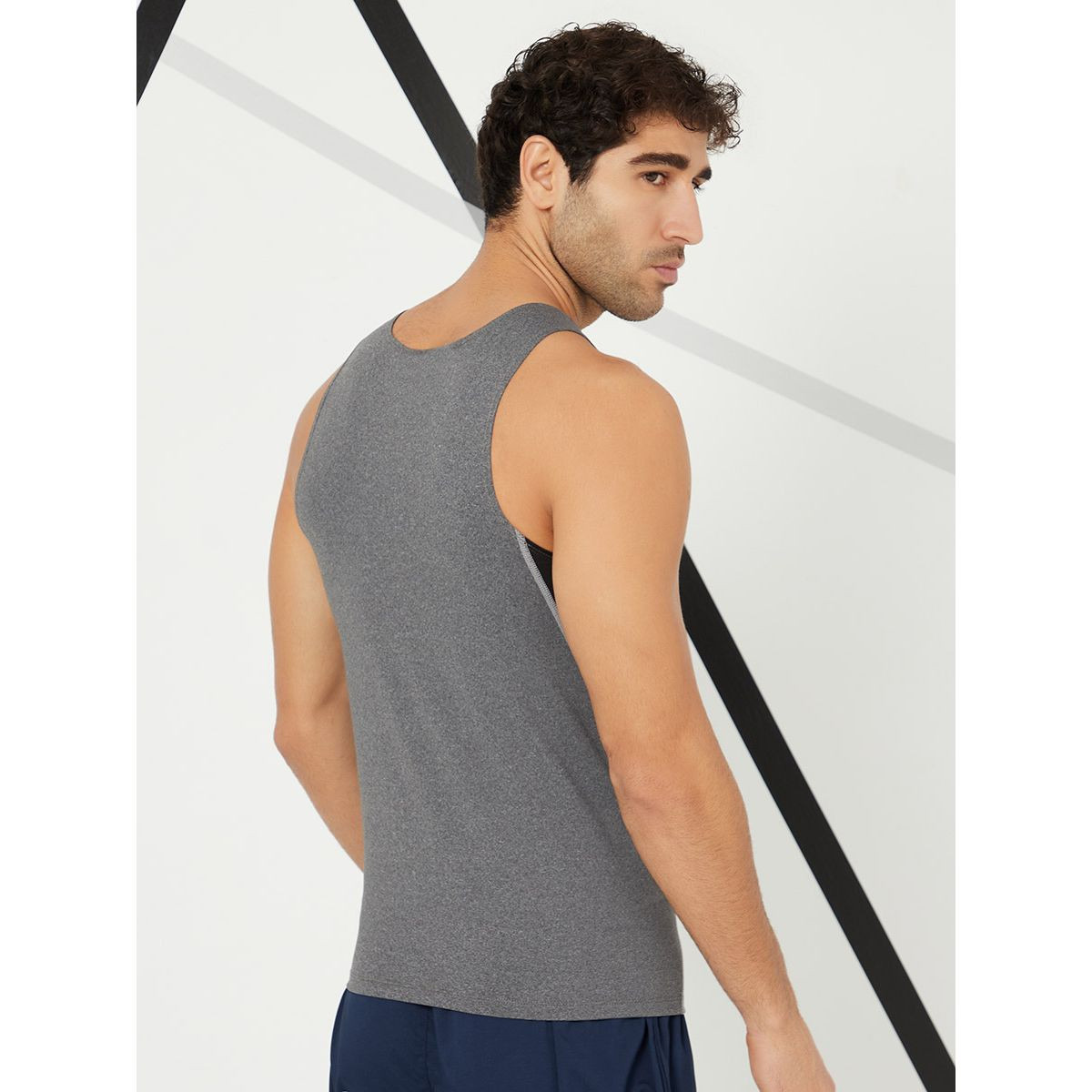 تيشيرت كت بتداخلات شبكية من ستايلي-men-clothing-sportswearandactivewear-tshirtsandpolos-image-4