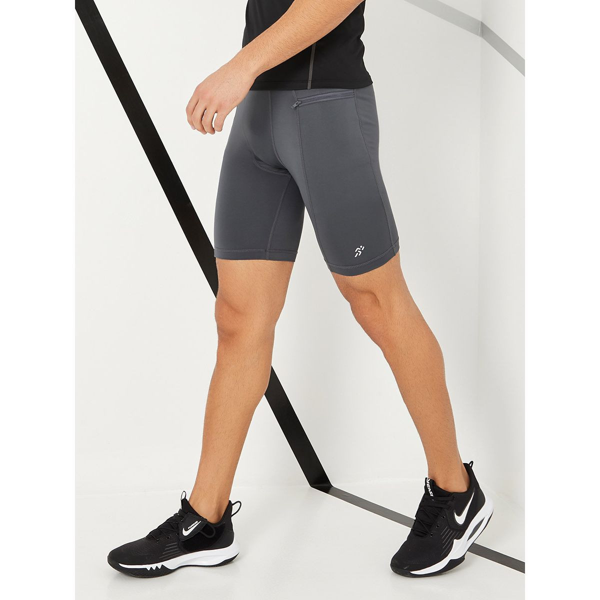 شورت رياضي مع جيوب بسحَّاب غلق من ستايلي-sports-men-clothing-bottoms-image-1