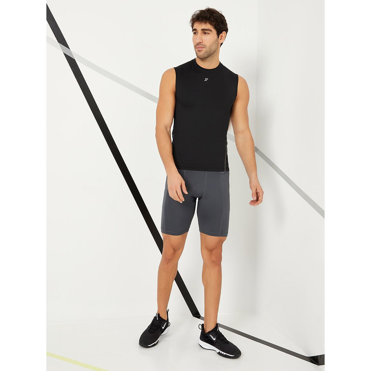 شورت رياضي مع جيوب بسحَّاب غلق من ستايلي-sports-men-clothing-bottoms-image-2