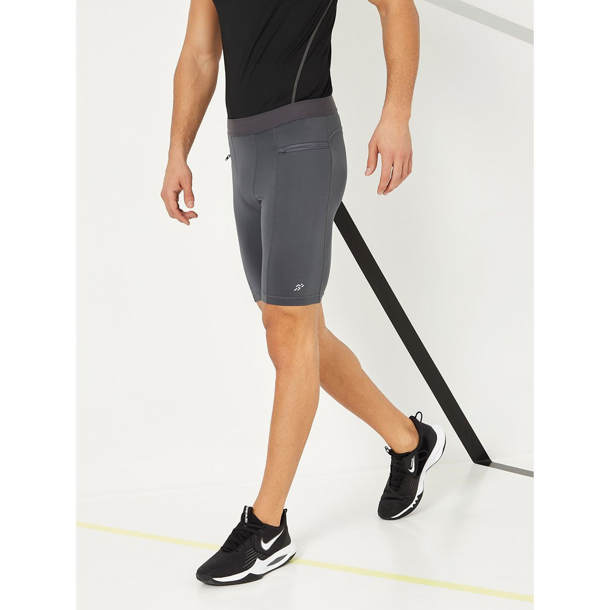 شورت رياضي مع جيوب بسحَّاب غلق من ستايلي-sports-men-clothing-bottoms-image-3