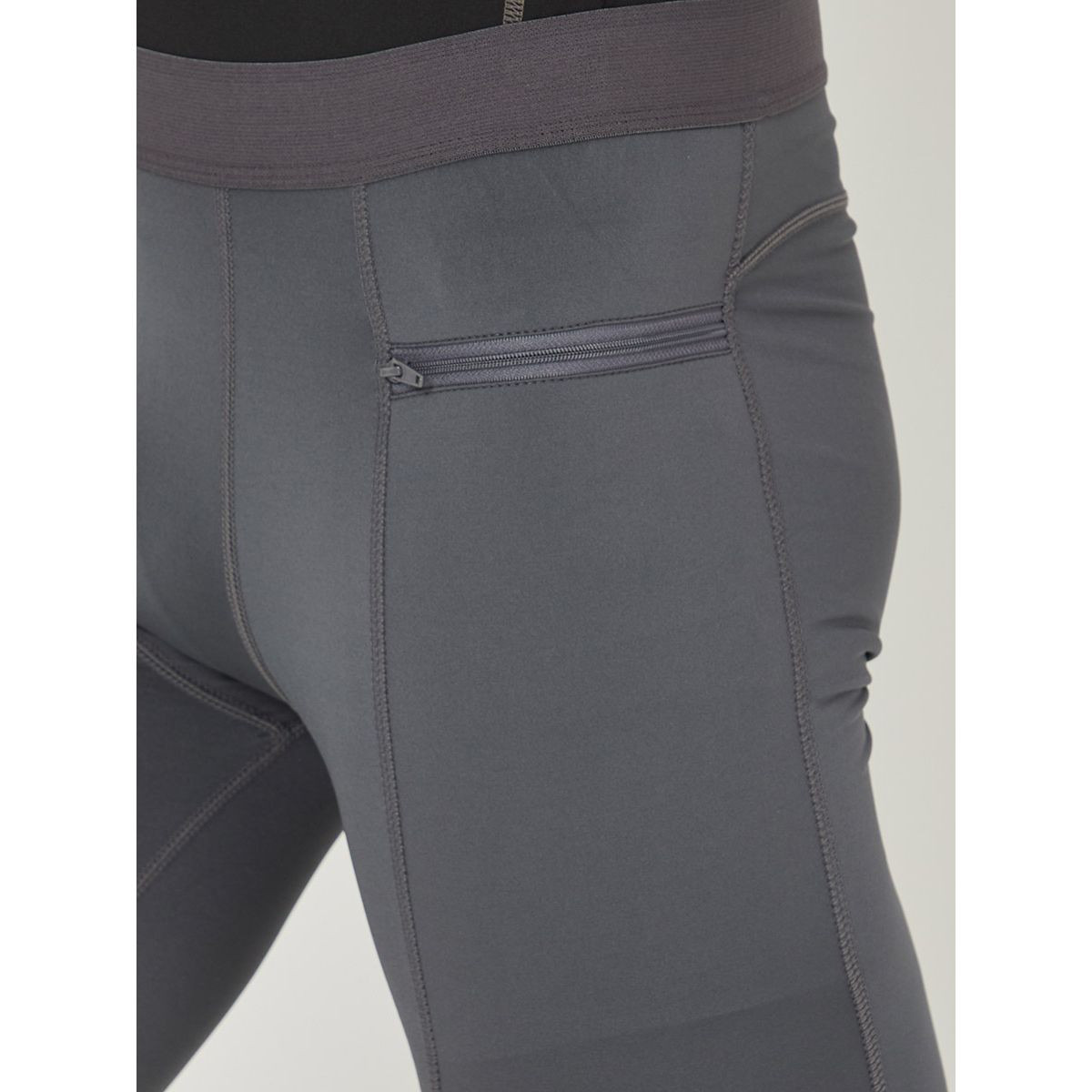 شورت رياضي مع جيوب بسحَّاب غلق من ستايلي-sports-men-clothing-bottoms-image-4