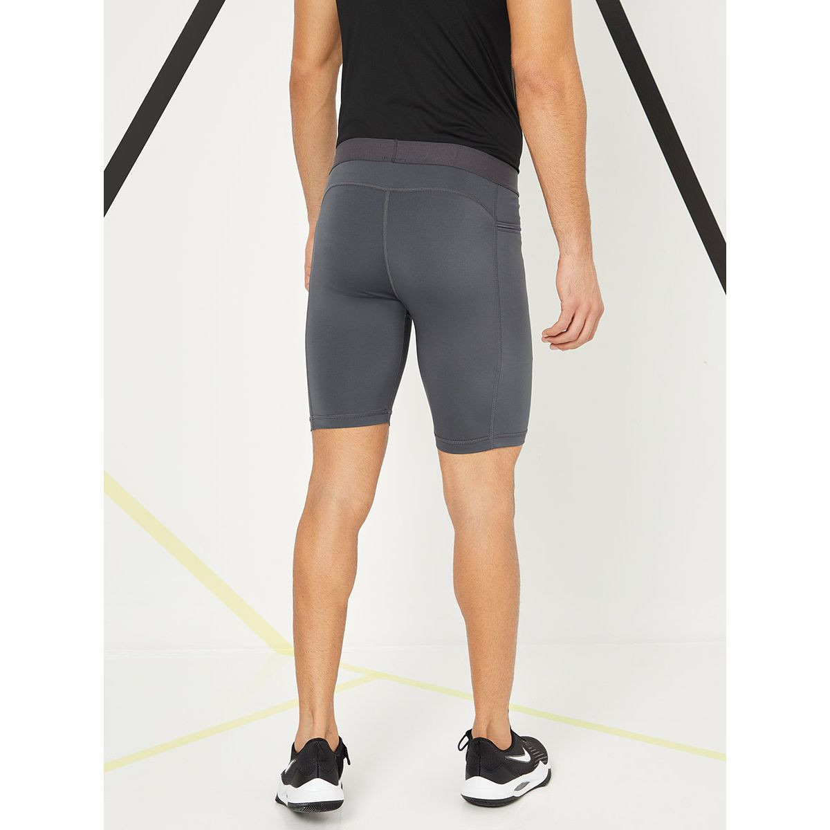 شورت رياضي مع جيوب بسحَّاب غلق من ستايلي-sports-men-clothing-bottoms-image-5
