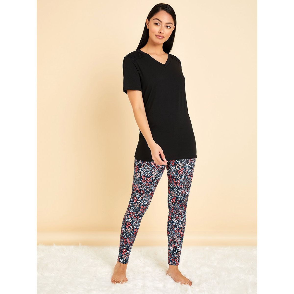 طقم من ( ليقنز + تيشيرت ) من ستايلي-women-clothing-nightwear-pyjamas-longsets-image-1