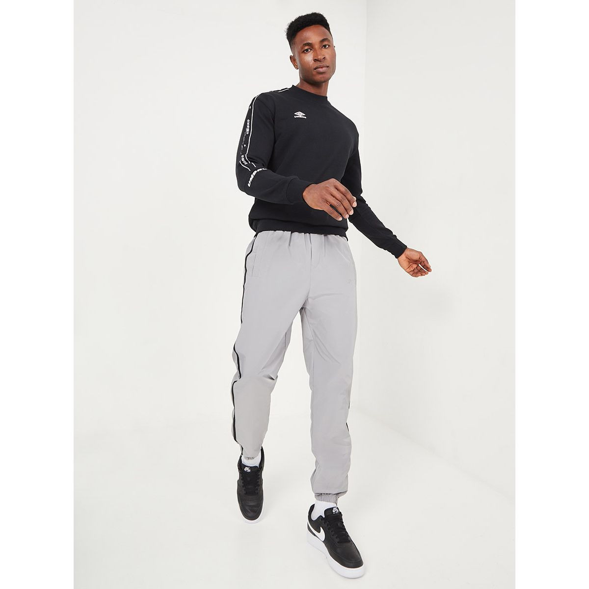 بنطال رياضي مزين بشريط جانبي-sports-men-clothing-bottoms-image-2