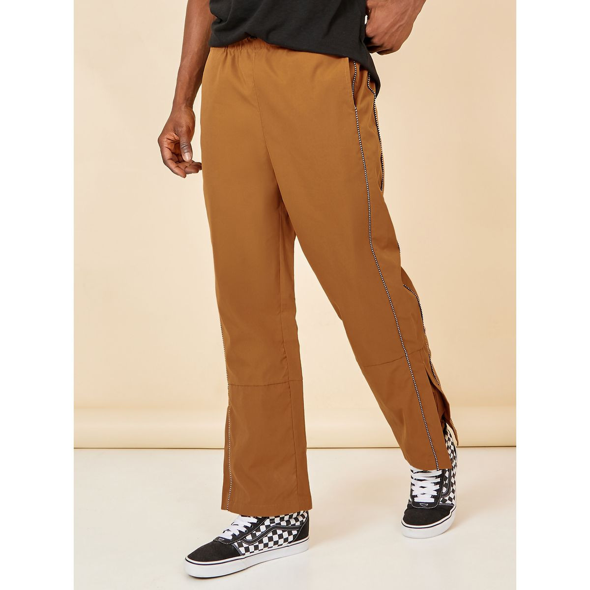 جوغر مزين بحزوز واساور-men-clothing-bottoms-trousersandchinos-trousers-image-1