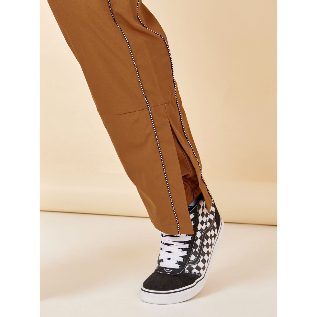 جوغر مزين بحزوز واساور-men-clothing-bottoms-trousersandchinos-trousers-image-3