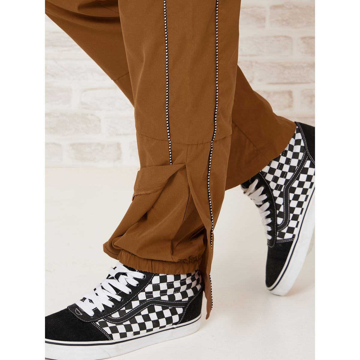 جوغر مزين بحزوز واساور-men-clothing-bottoms-trousersandchinos-trousers-image-5