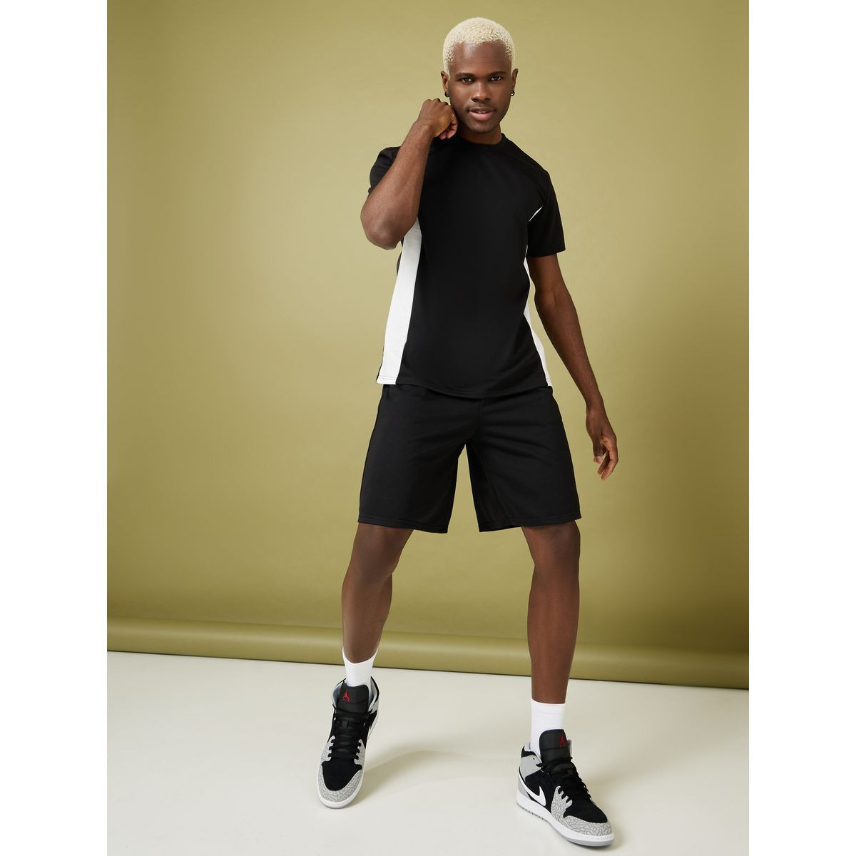 طقم منسق من ( شورت + تيشيرت )-men-clothing-coordsets-image-2