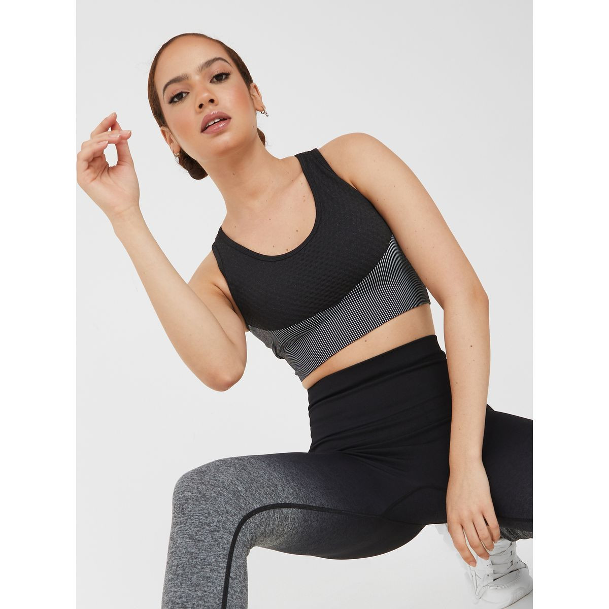 صدرية رياضية بحمالات كروس-women-clothing-sportswearandactivewear-sportsbras-image-1