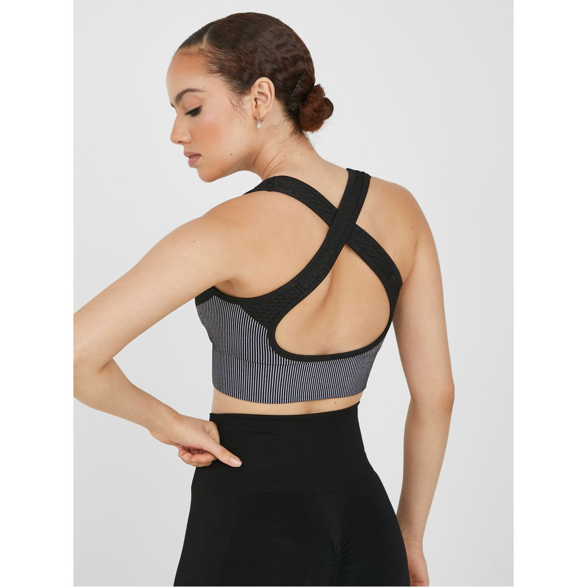 صدرية رياضية بحمالات كروس-women-clothing-sportswearandactivewear-sportsbras-image-4