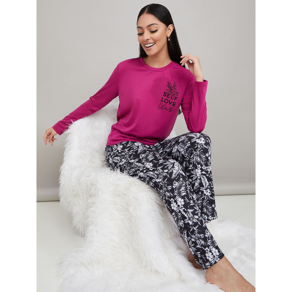 طقم بيجاما من (تيشيرت + بنطال )-women-clothing-nightwear-pyjamas-longsets-image-1