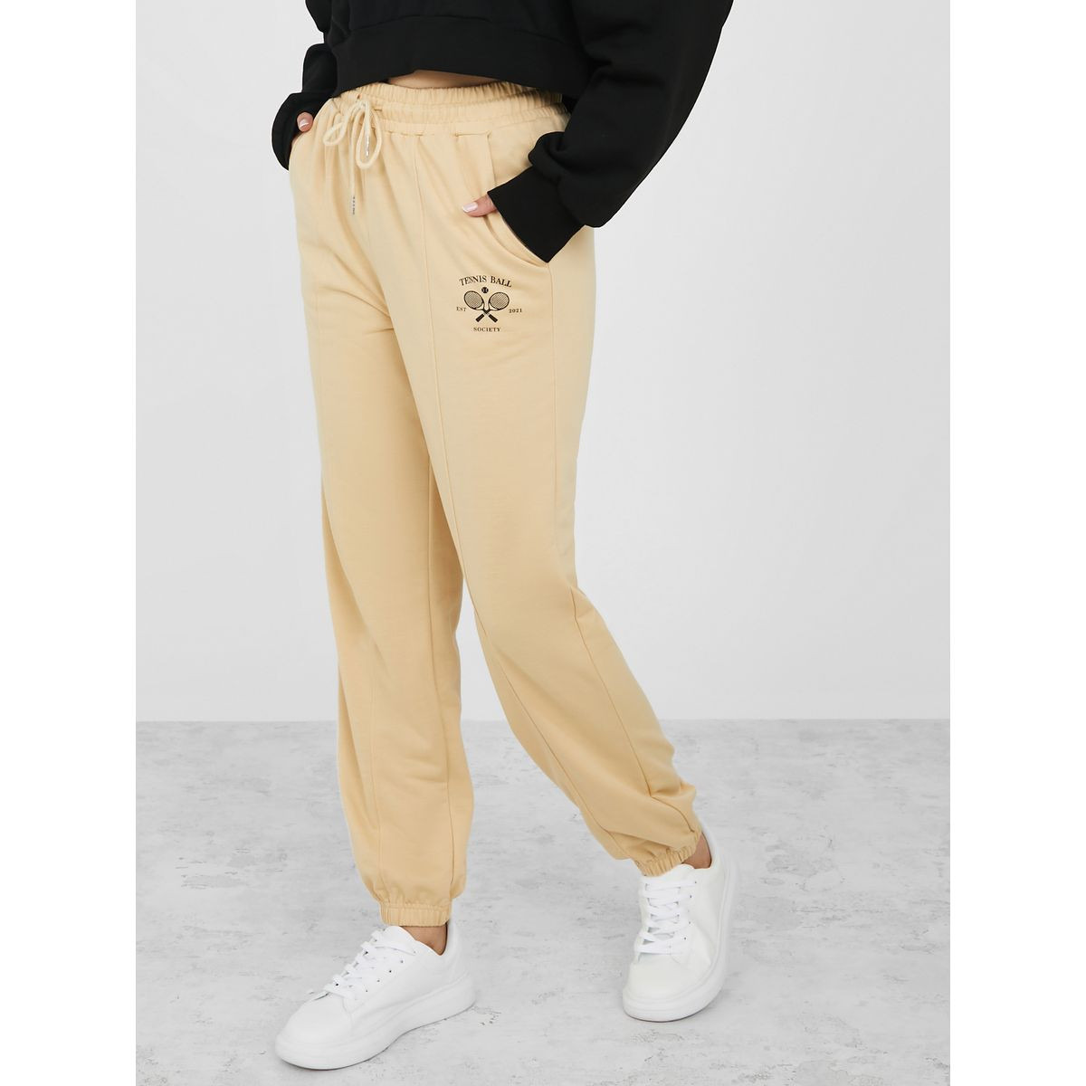جوغر بقصة مريحة ورباط خصر-women-clothing-bottoms-joggers-image-1