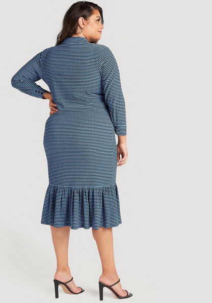 فستان ميدي مخطّط بارز الملمس بأطراف كشكشة وياقة عادية