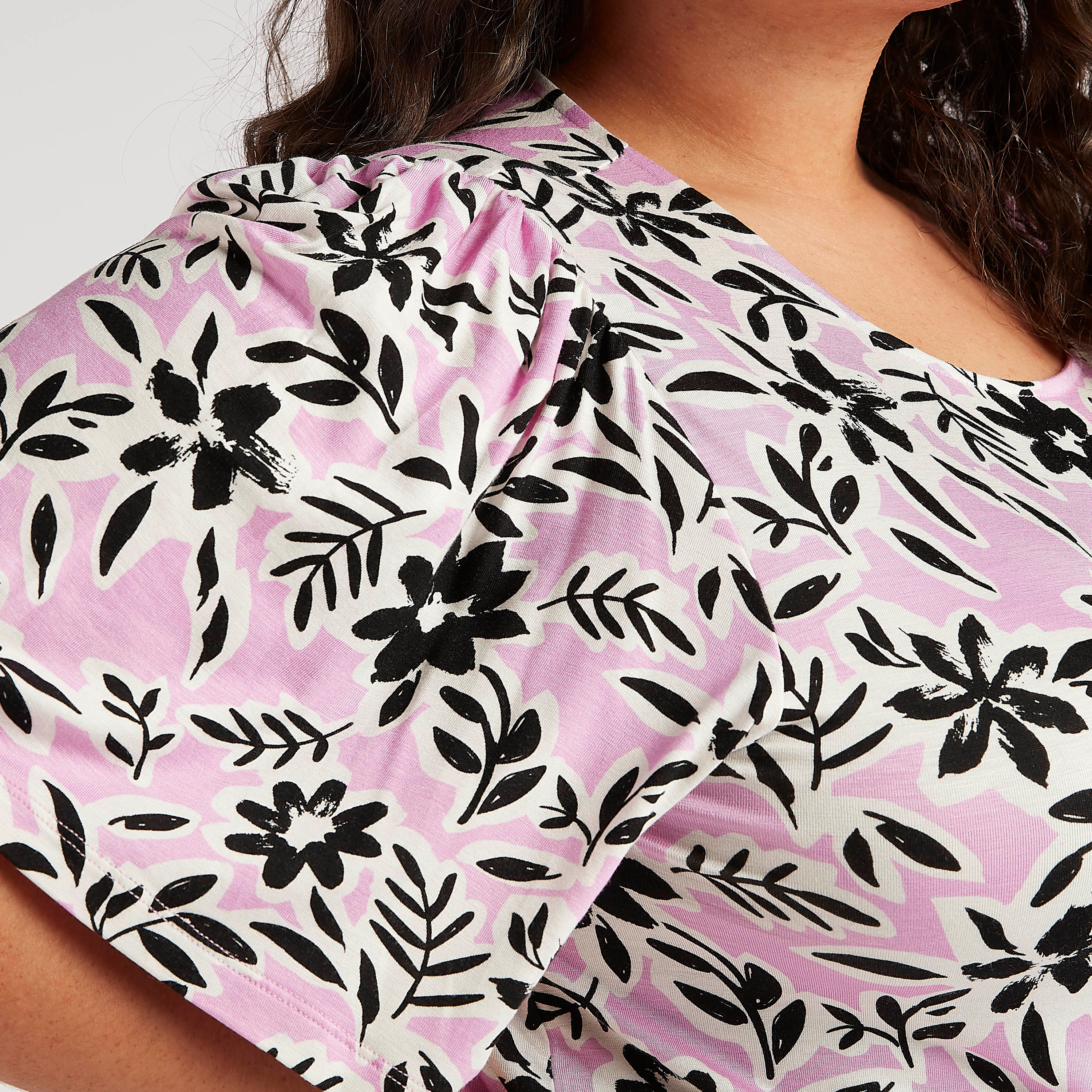 بلوزة بياقة مستديرة وأكمام قصيرة وطبعات أزهار-women-clothing-shirtsandblouses-blouses-image-3