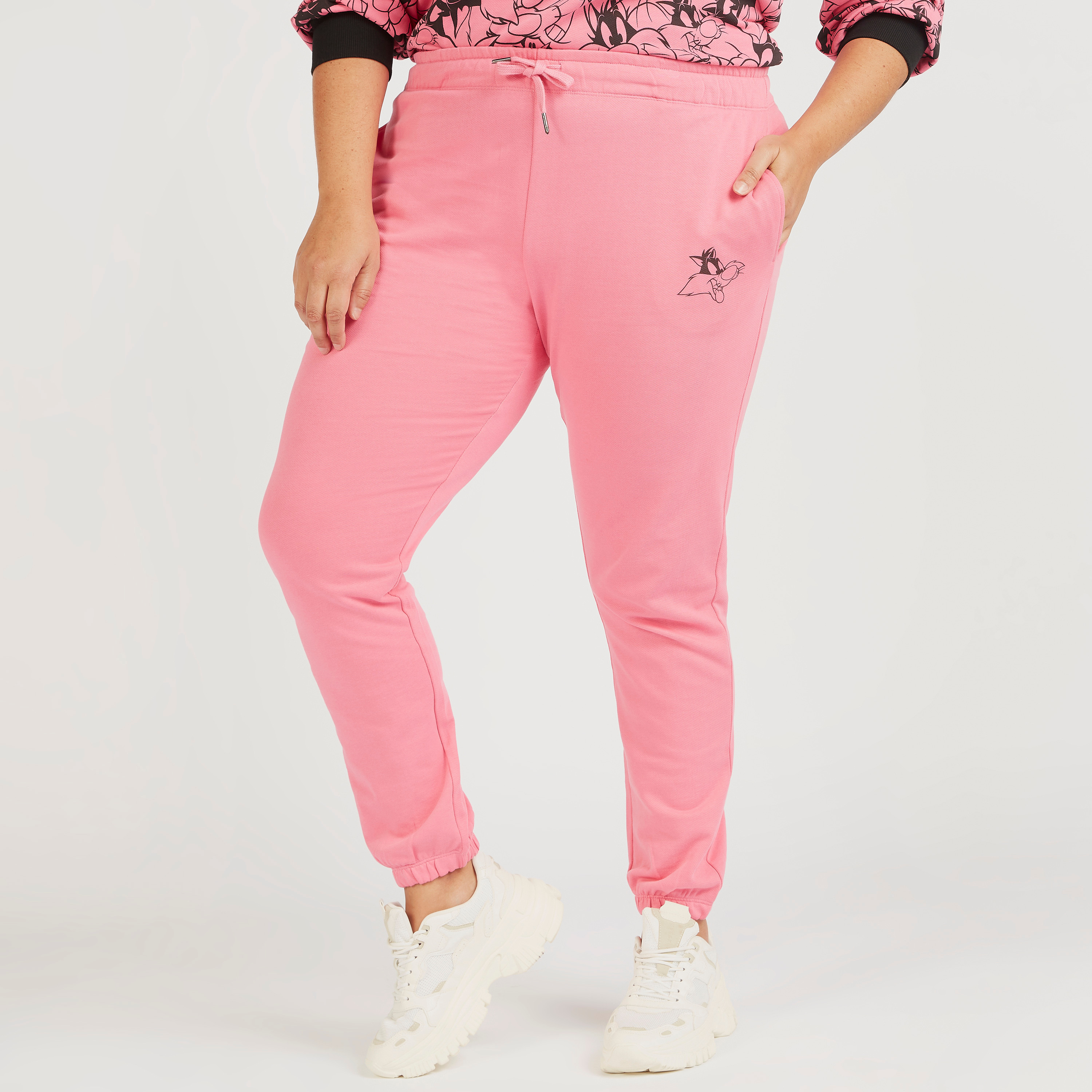 بنطلون رياضي بطبعات باجز باني ورباط إغلاق وجيوب-women-clothing-bottoms-joggers-image-1