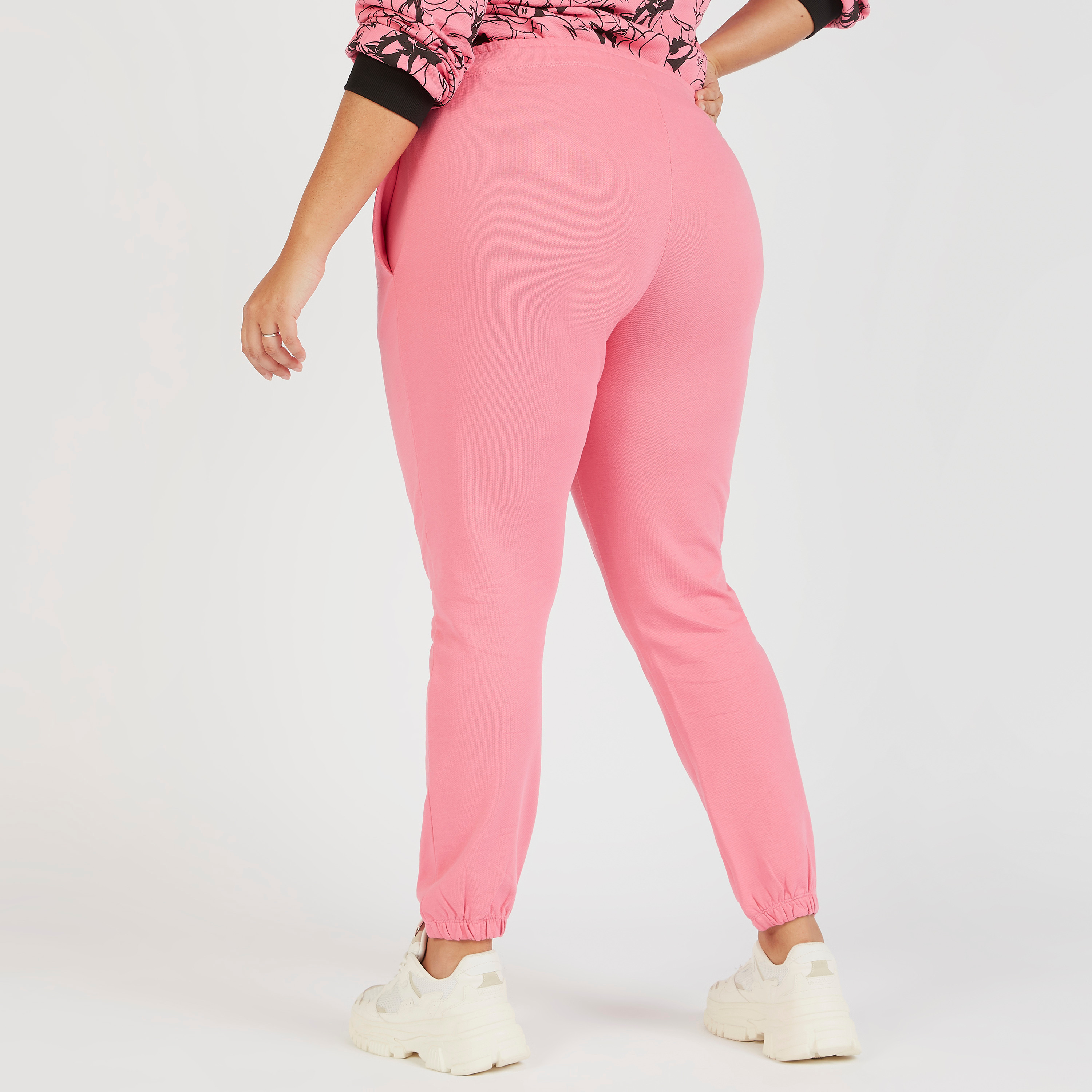 بنطلون رياضي بطبعات باجز باني ورباط إغلاق وجيوب-women-clothing-bottoms-joggers-image-4