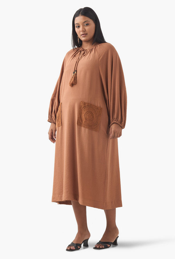 فستان مقاس كبير بجيب كروشيه وياقة رباط من أولا بوبكن-women-clothing-image-1