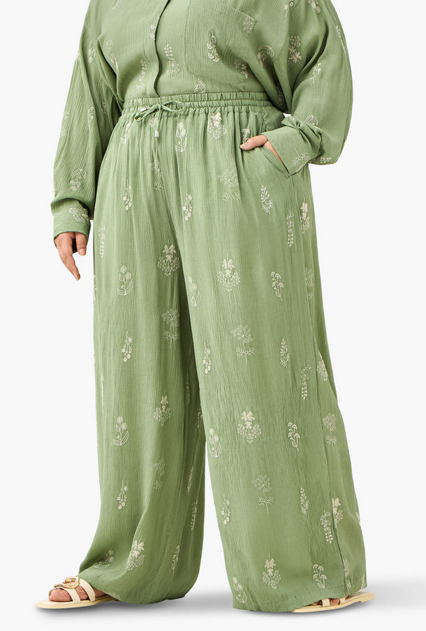 بنطلون مقاس كبير واسع الساقين بخصر مطاطي وتطريز من أولا بوبكن-women-clothing-bottoms-trousers-image-1