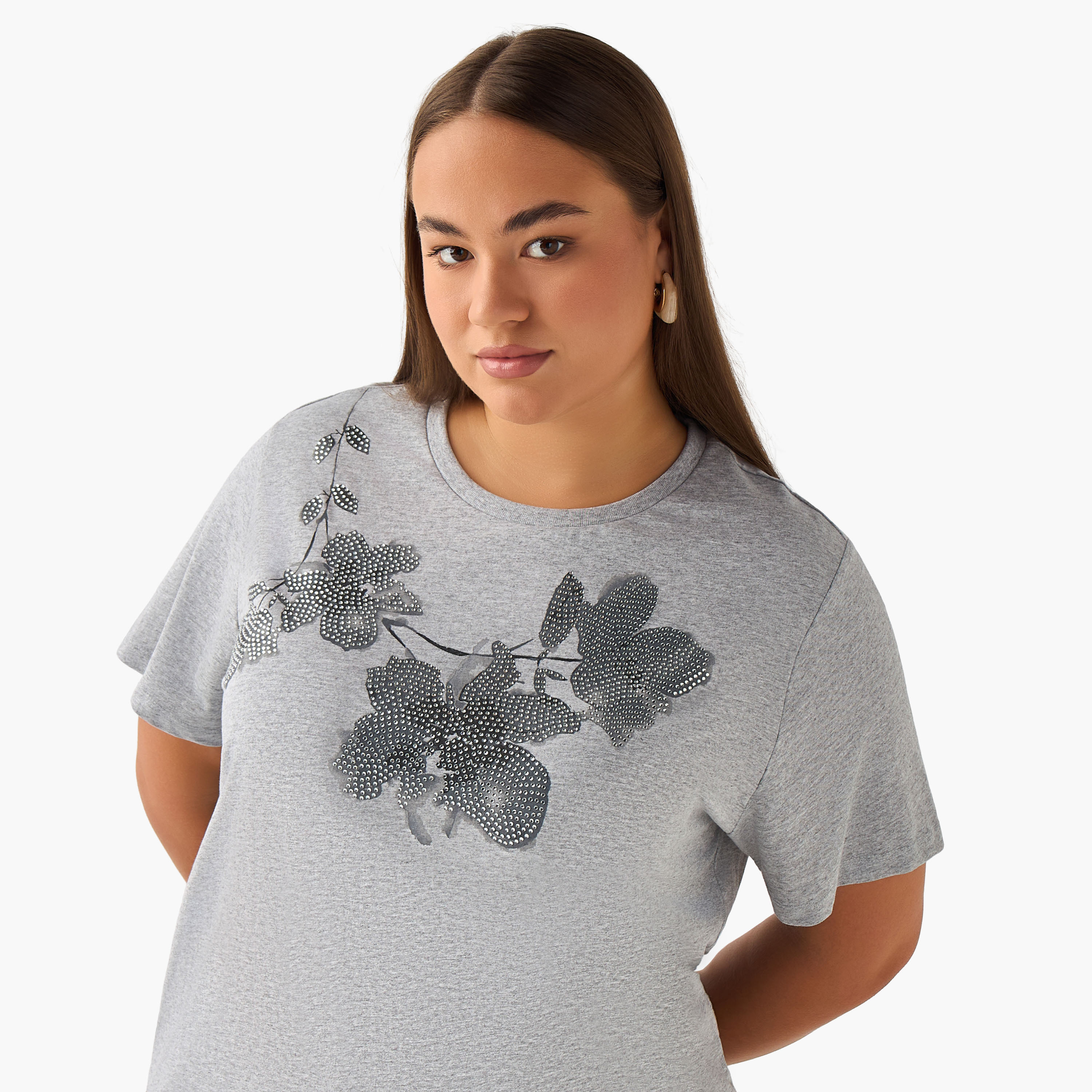 تيشيرت قطن بقصّة عادية بتزيينات زهرية من أولا بوبكن-women-clothing-plussize-tshirts-image-4