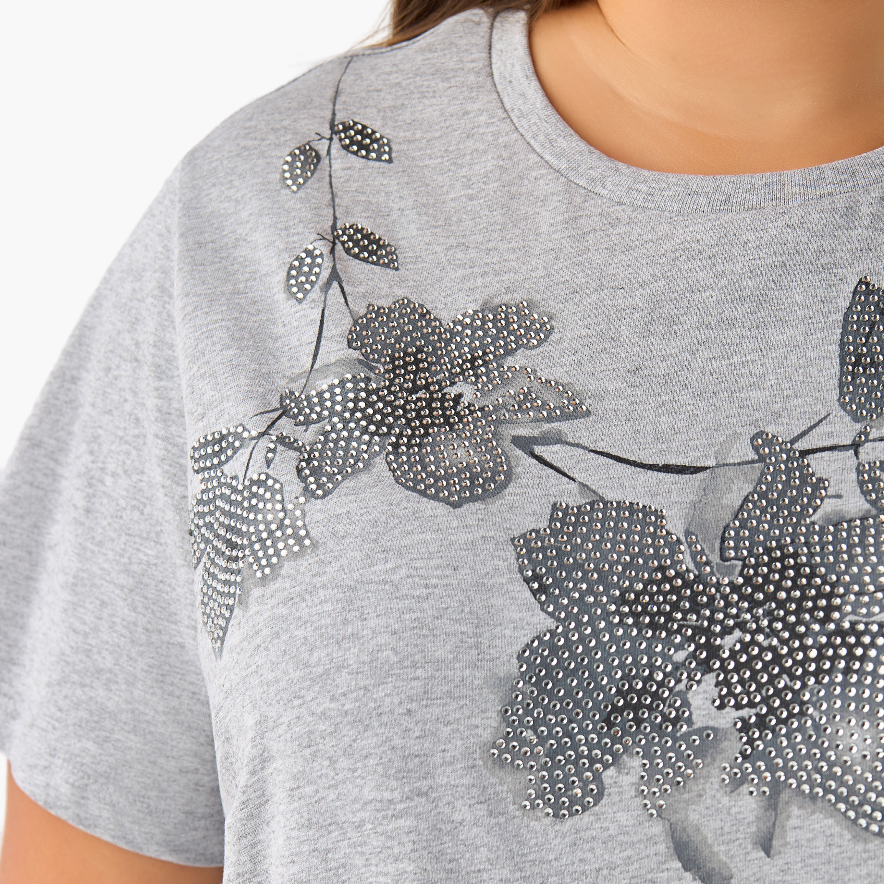 تيشيرت قطن بقصّة عادية بتزيينات زهرية من أولا بوبكن-women-clothing-plussize-tshirts-image-5