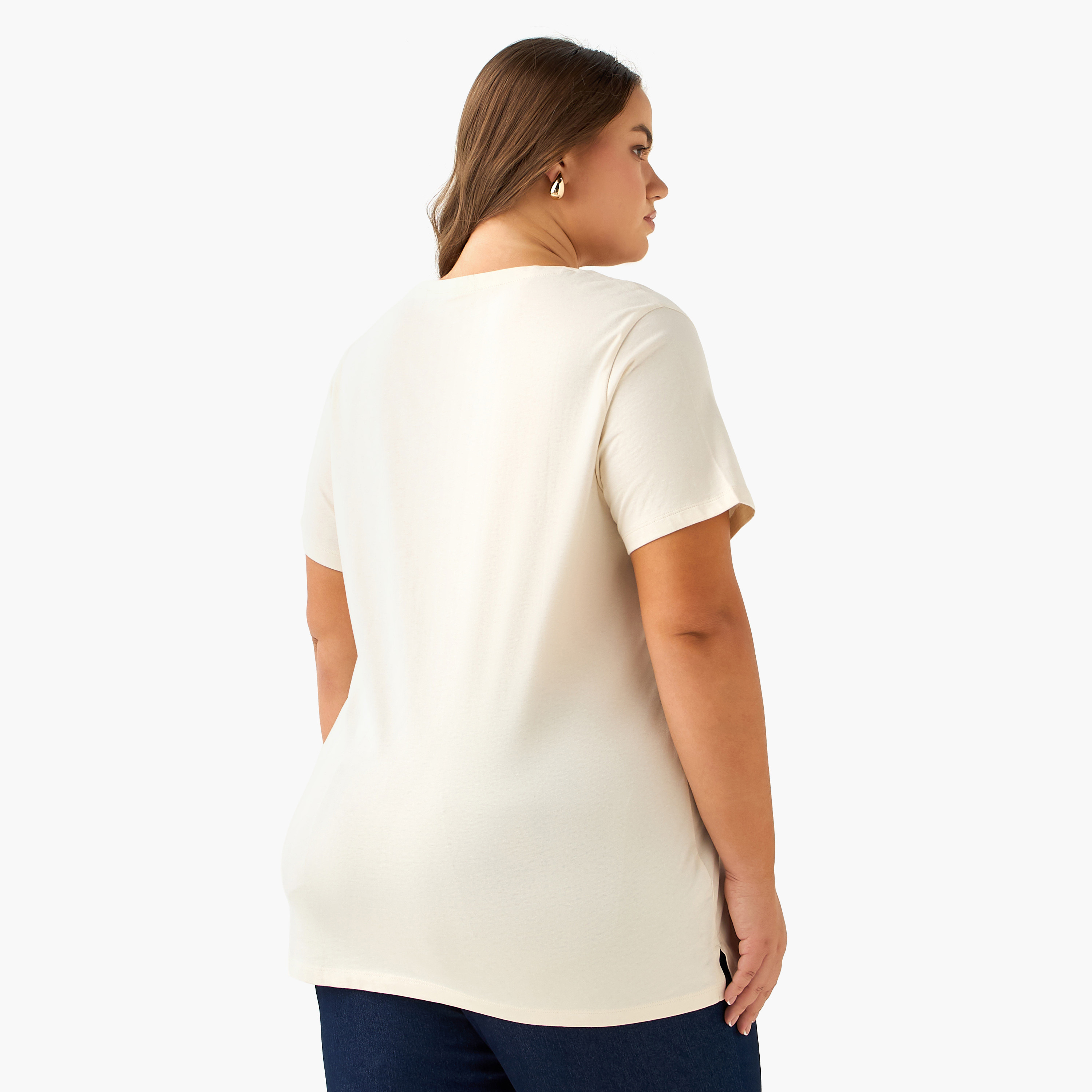 تيشيرت بقصة مريحة وطبعات من أولا بوبكين-women-clothing-plussize-tshirts-image-4