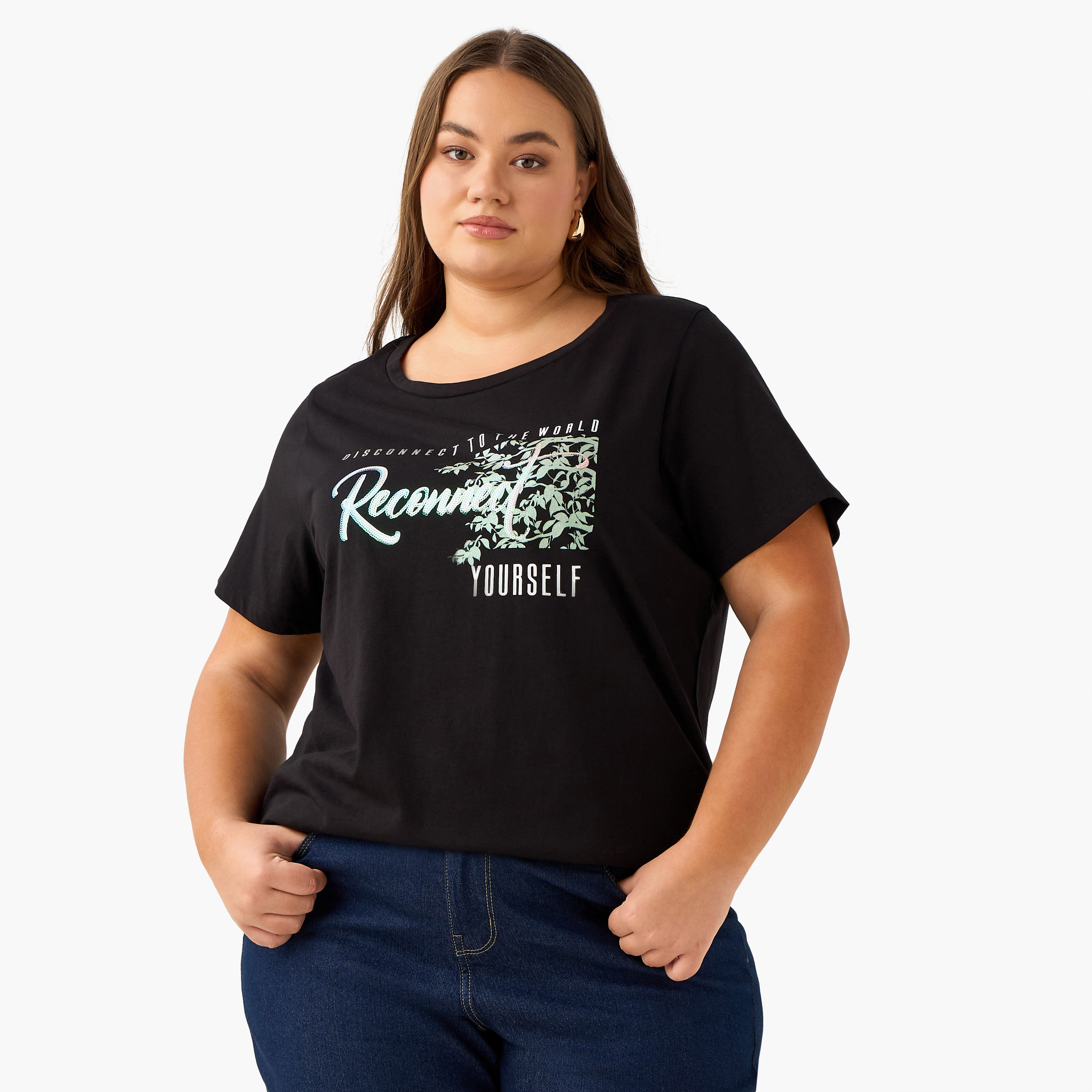 تيشيرت بقصة مريحة وطبعات جرافيك من أولا بوبكين-women-clothing-plussize-tshirts-image-3