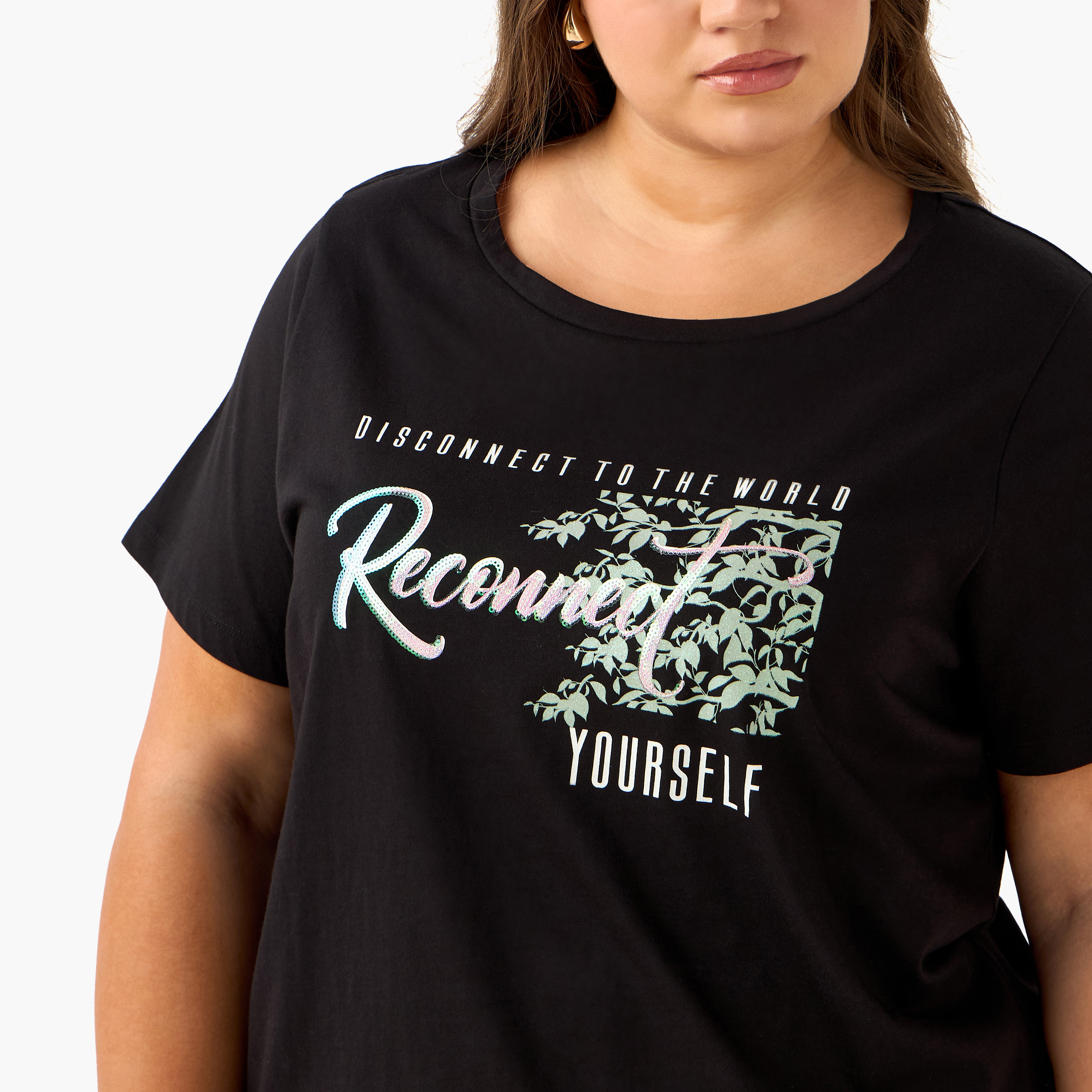 تيشيرت بقصة مريحة وطبعات جرافيك من أولا بوبكين-women-clothing-plussize-tshirts-image-6