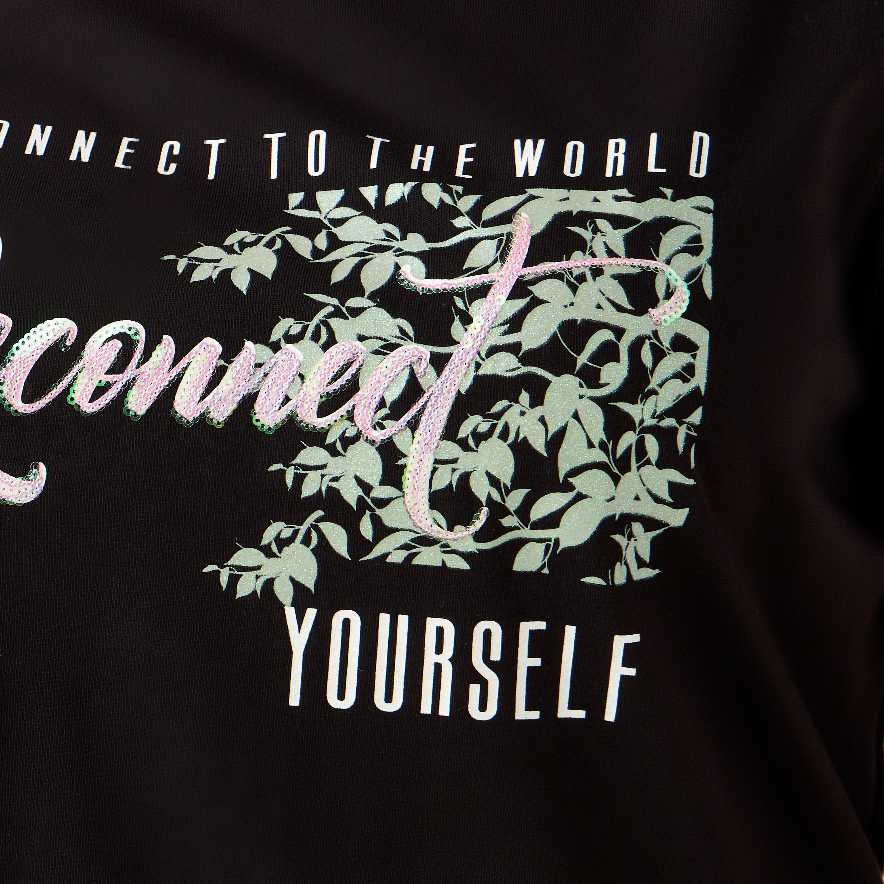 تيشيرت بقصة مريحة وطبعات جرافيك من أولا بوبكين-women-clothing-plussize-tshirts-image-7
