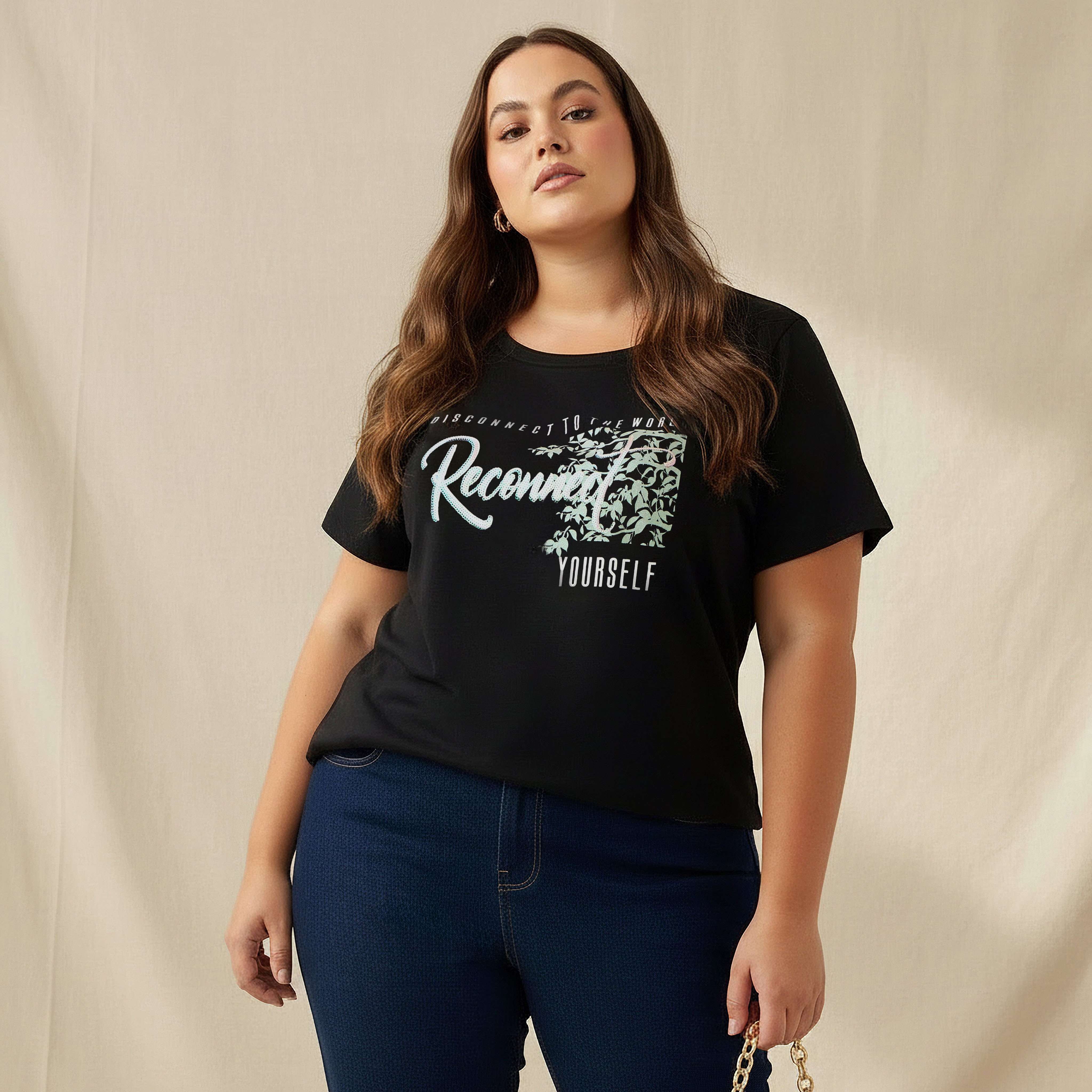 تيشيرت بقصة مريحة وطبعات جرافيك من أولا بوبكين-women-clothing-plussize-tshirts-image-1