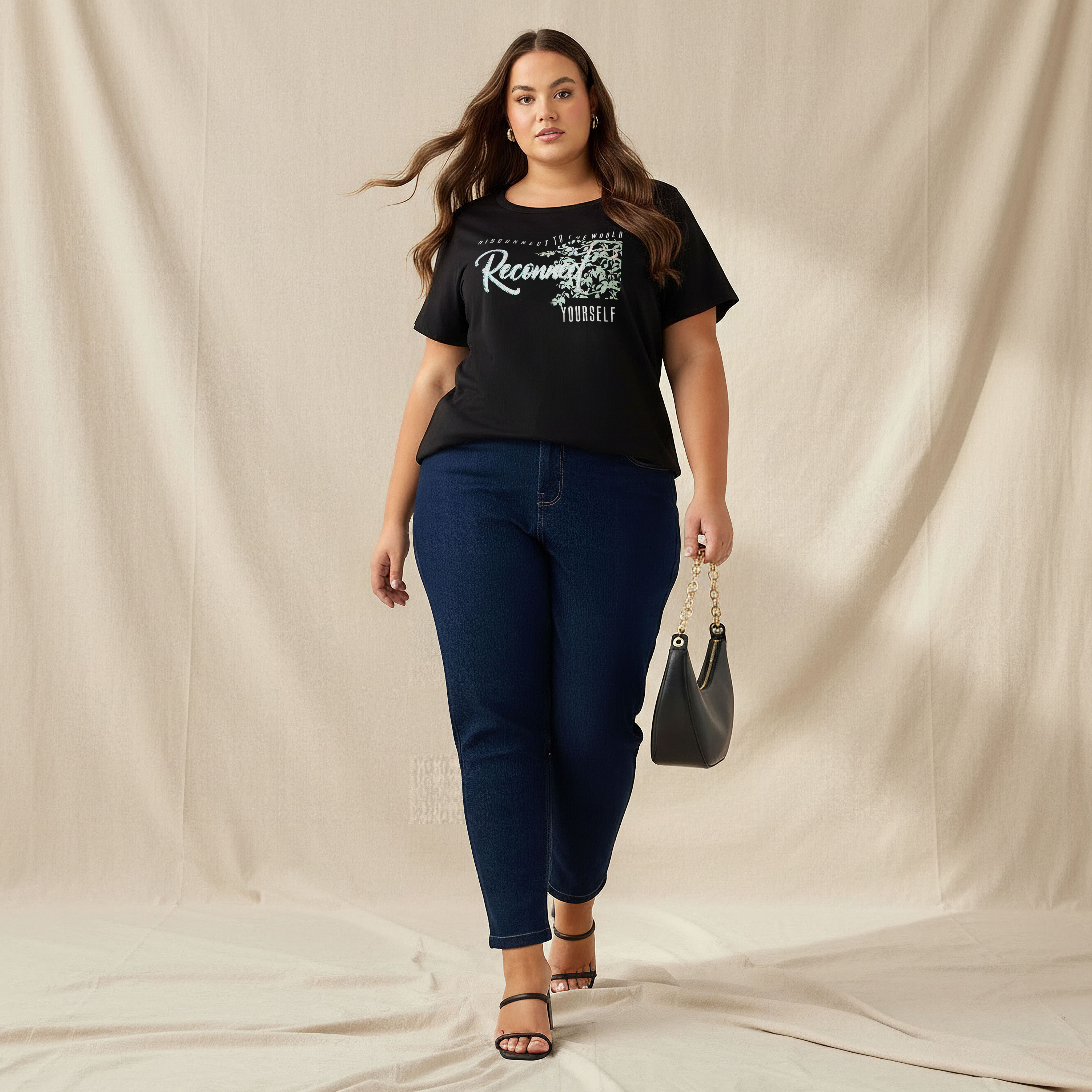 تيشيرت بقصة مريحة وطبعات جرافيك من أولا بوبكين-women-clothing-plussize-tshirts-image-2
