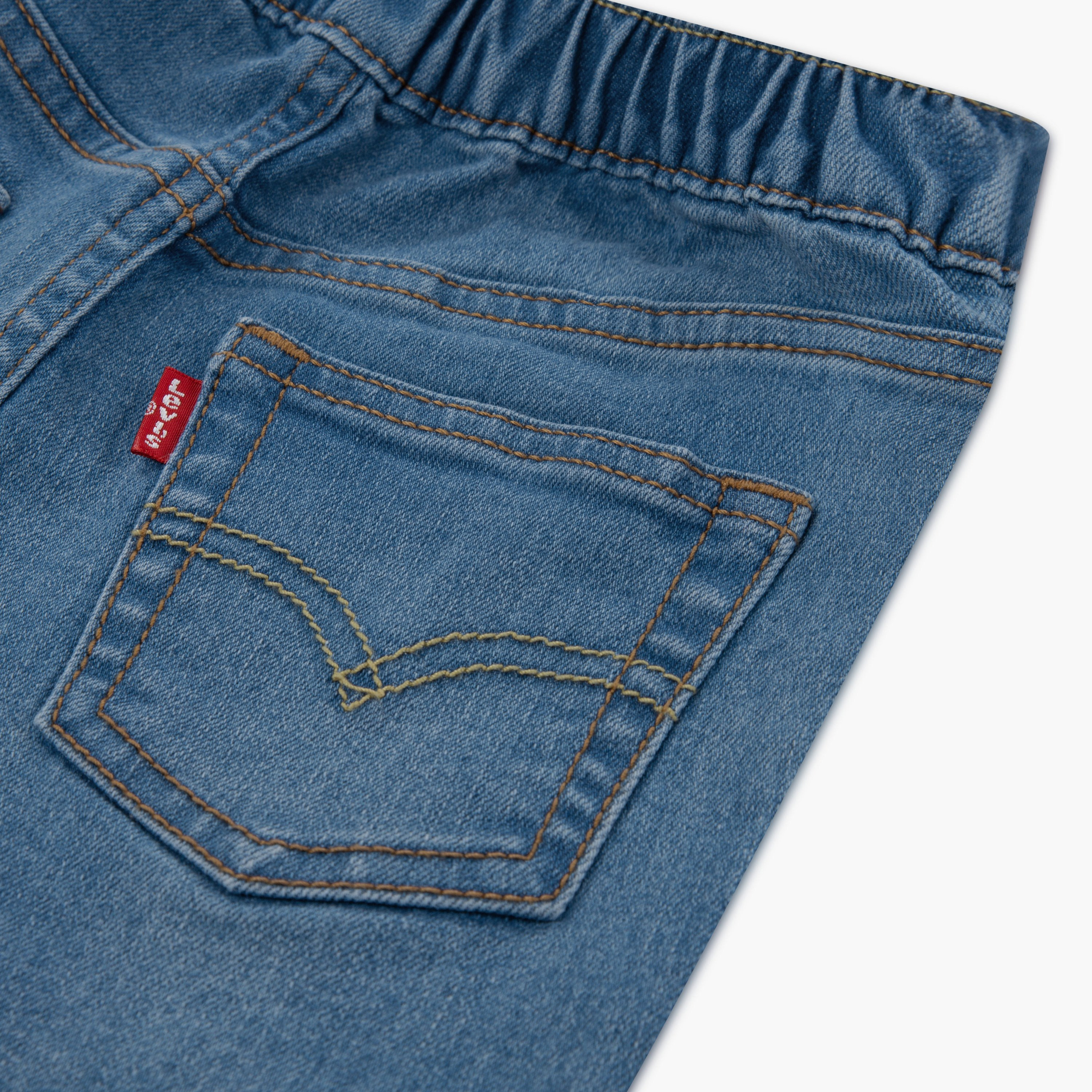 طقم تي شيرت بطبعة "سكيتر" وشورت جينز للأولاد من ليفايس-boys-clothing-setsandcoords-image-4