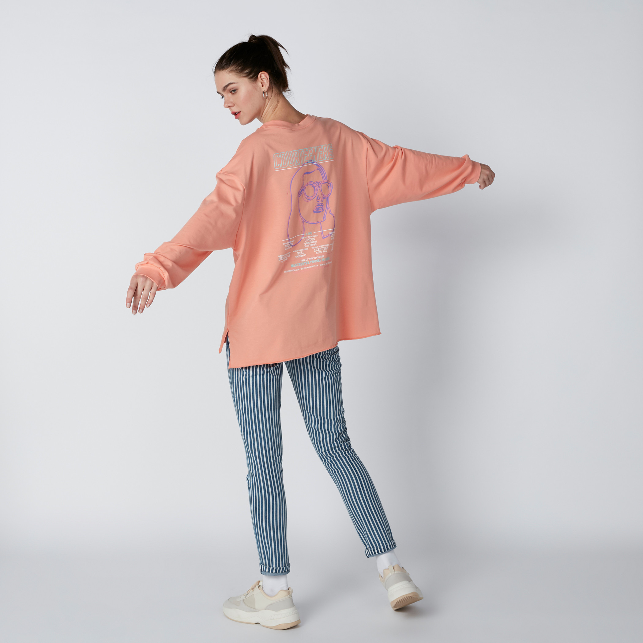 توب سويت واسع بطبعات وياقة مستديرة وأكمام طويلة-women-winterwear-hoodiesandsweatshirts-sweatshirts-image-2