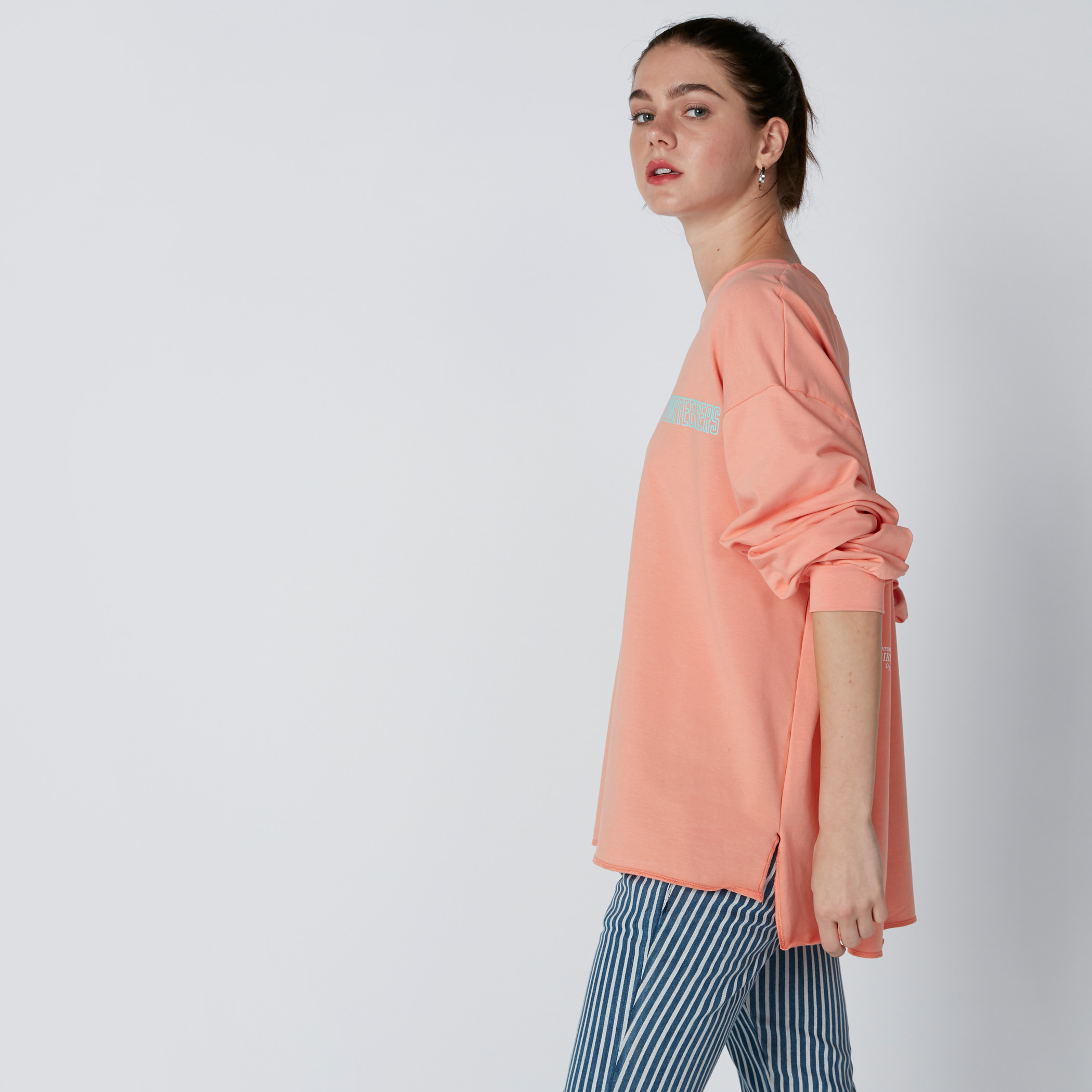 توب سويت واسع بطبعات وياقة مستديرة وأكمام طويلة-women-winterwear-hoodiesandsweatshirts-sweatshirts-image-4