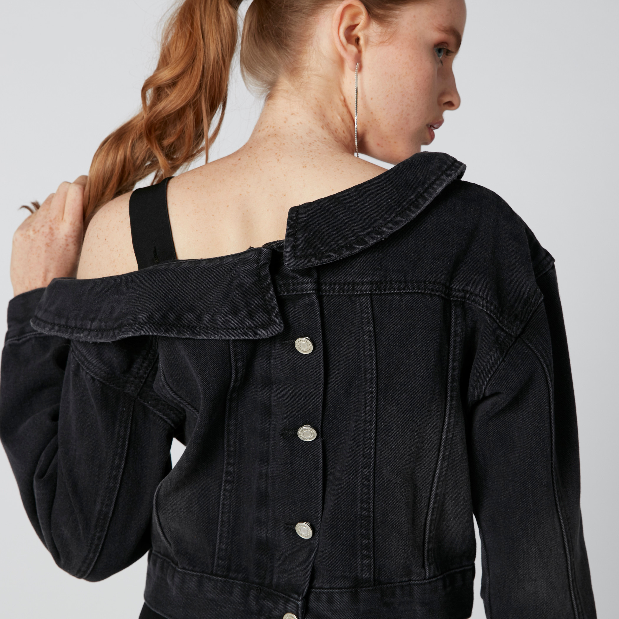 جاكيت دينم بأكمام طويلة وزر إغلاق وكتف مكشوف-women-winterwear-coatsandjackets-jackets-image-4