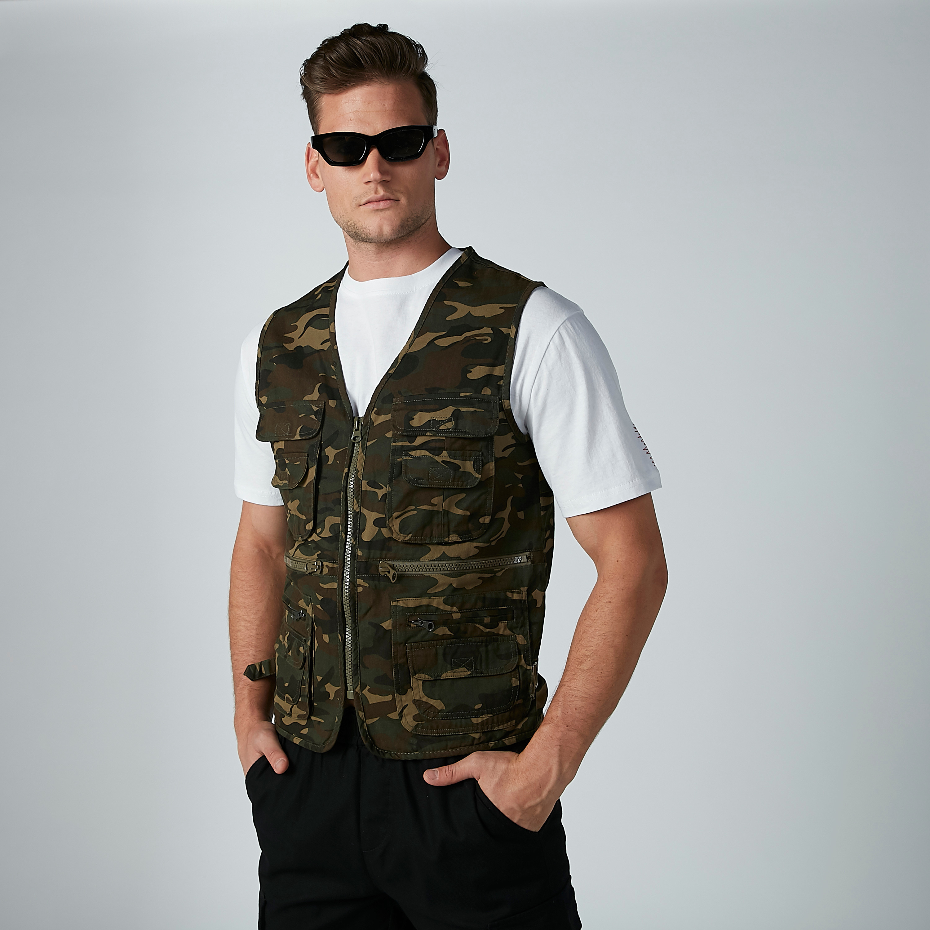 Camouflage Printed Sleeveless Jacket with Pocket Detail-men-clothing-jacketsandblazers-jackets-image-1