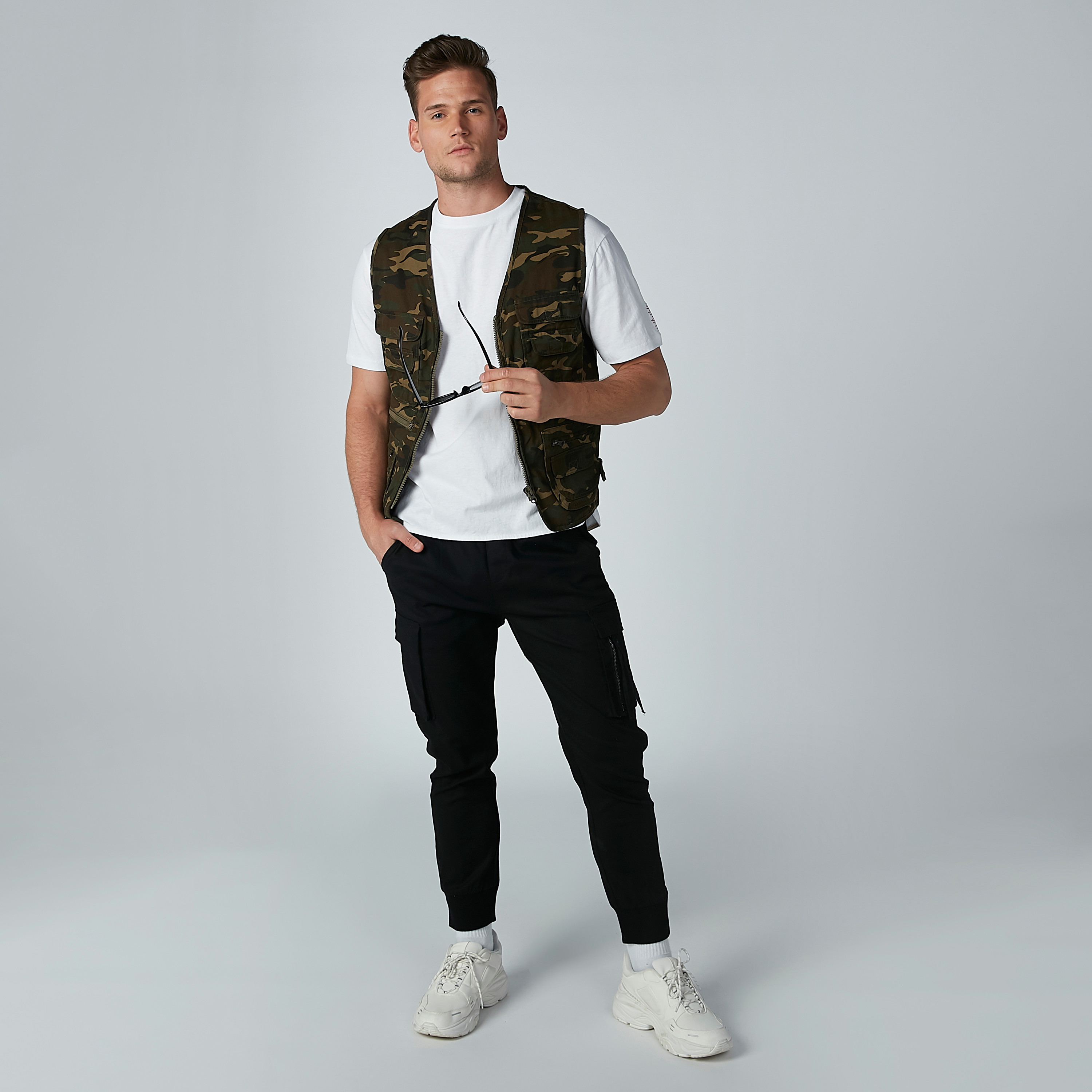 Camouflage Printed Sleeveless Jacket with Pocket Detail-men-clothing-jacketsandblazers-jackets-image-2