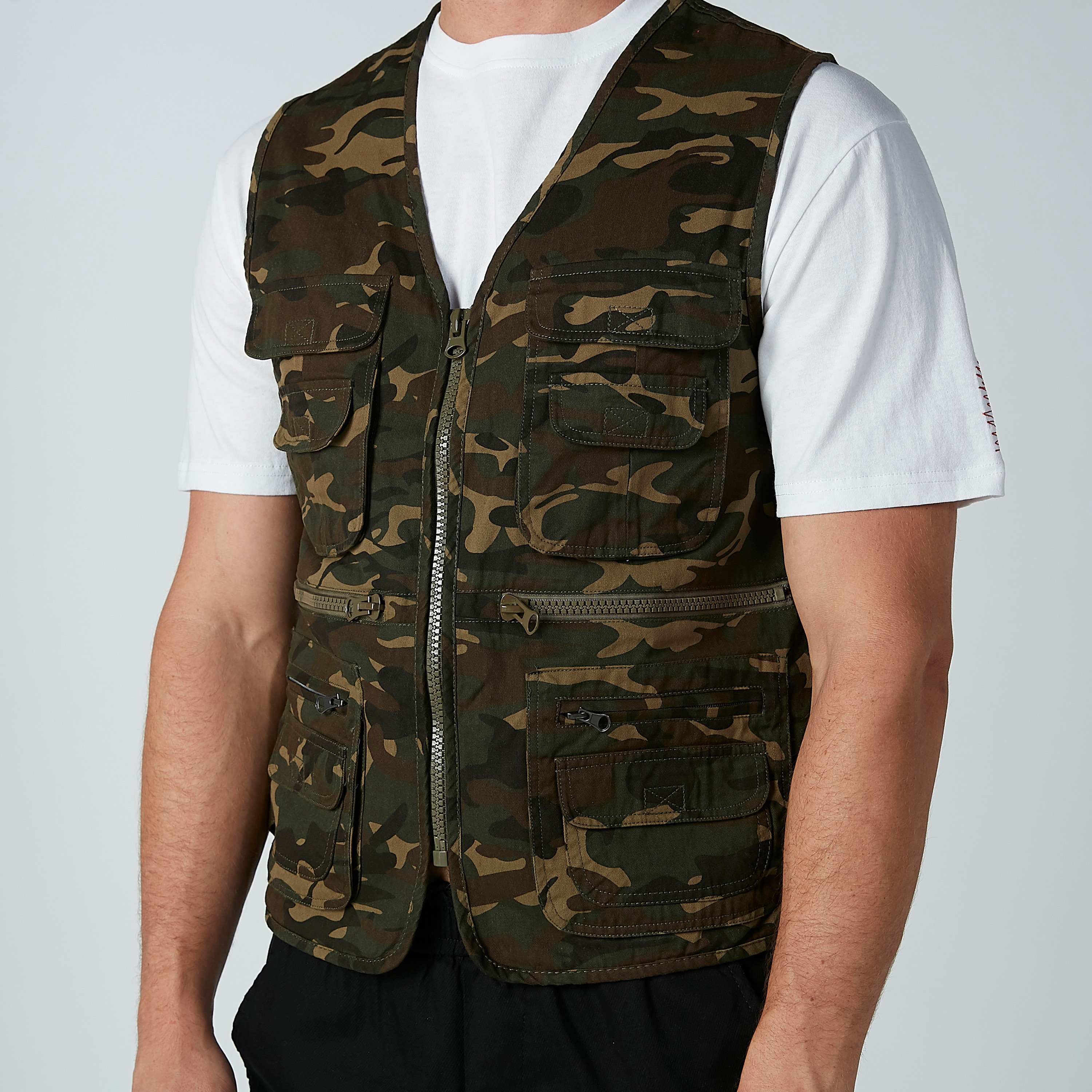 Camouflage Printed Sleeveless Jacket with Pocket Detail-men-clothing-jacketsandblazers-jackets-image-3