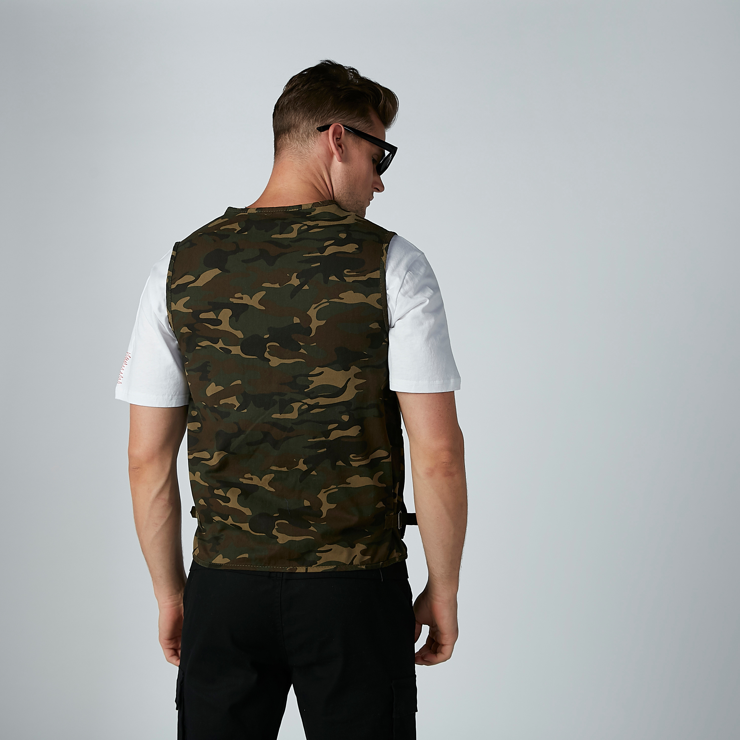 Camouflage Printed Sleeveless Jacket with Pocket Detail-men-clothing-jacketsandblazers-jackets-image-4