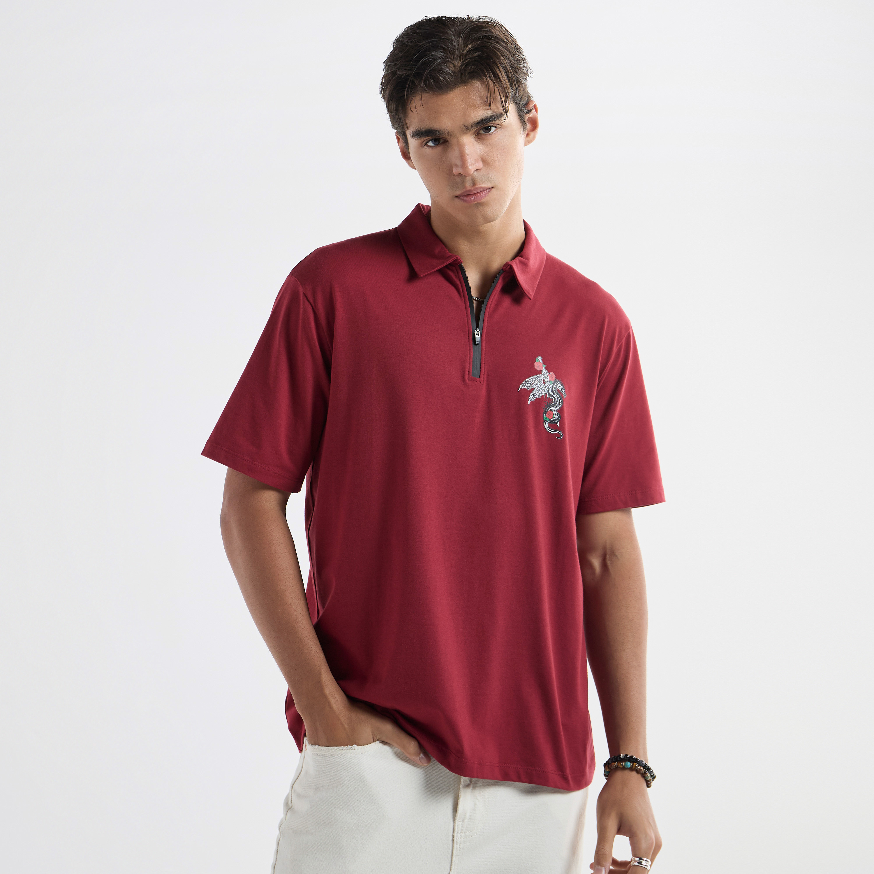 تيشيرت بولو بأكمام قصيرة وسحّاب إغلاق وطبعات تايبوجرافيك-men-clothing-tshirtsandpolos-polos-image-10