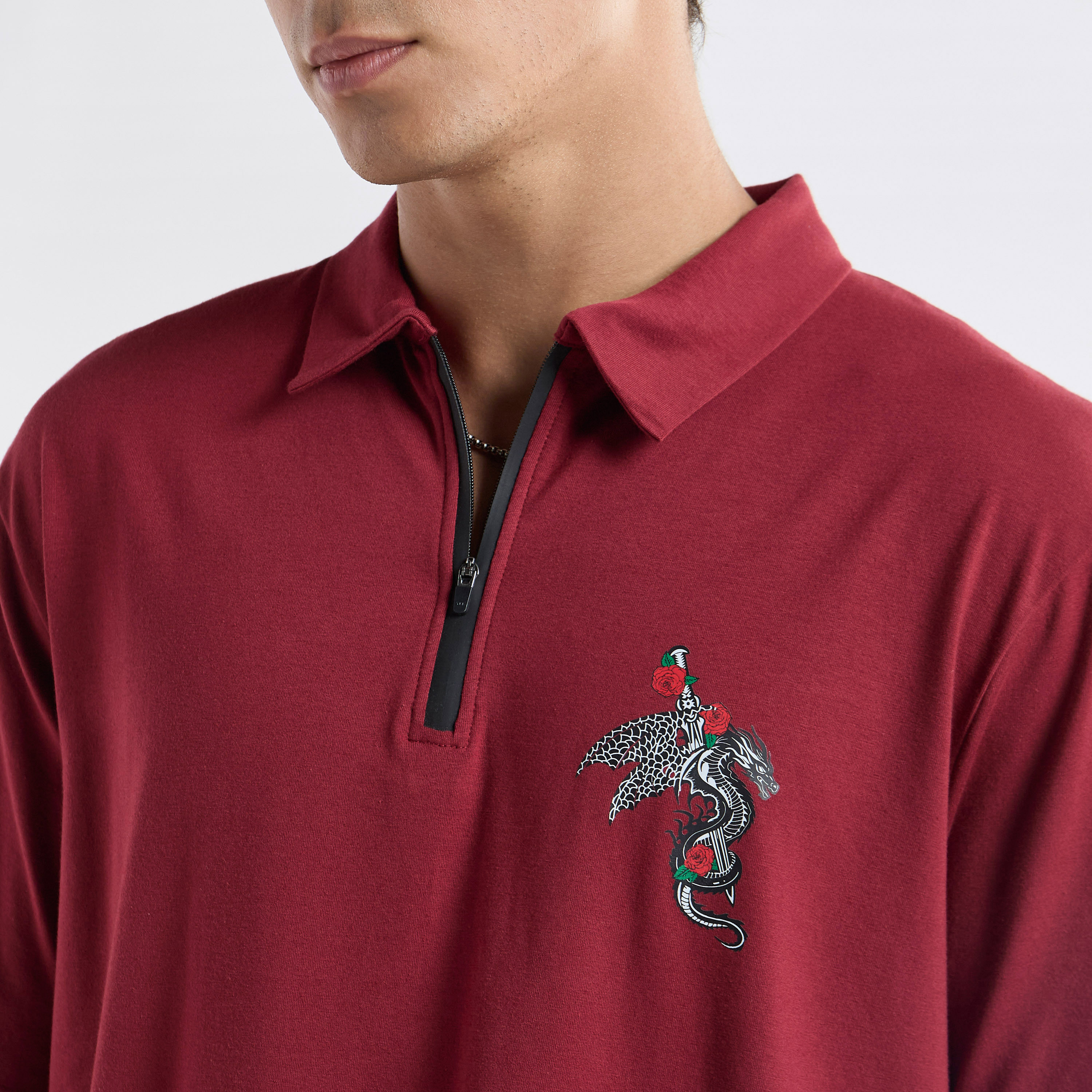 تيشيرت بولو بأكمام قصيرة وسحّاب إغلاق وطبعات تايبوجرافيك-men-clothing-tshirtsandpolos-polos-image-7