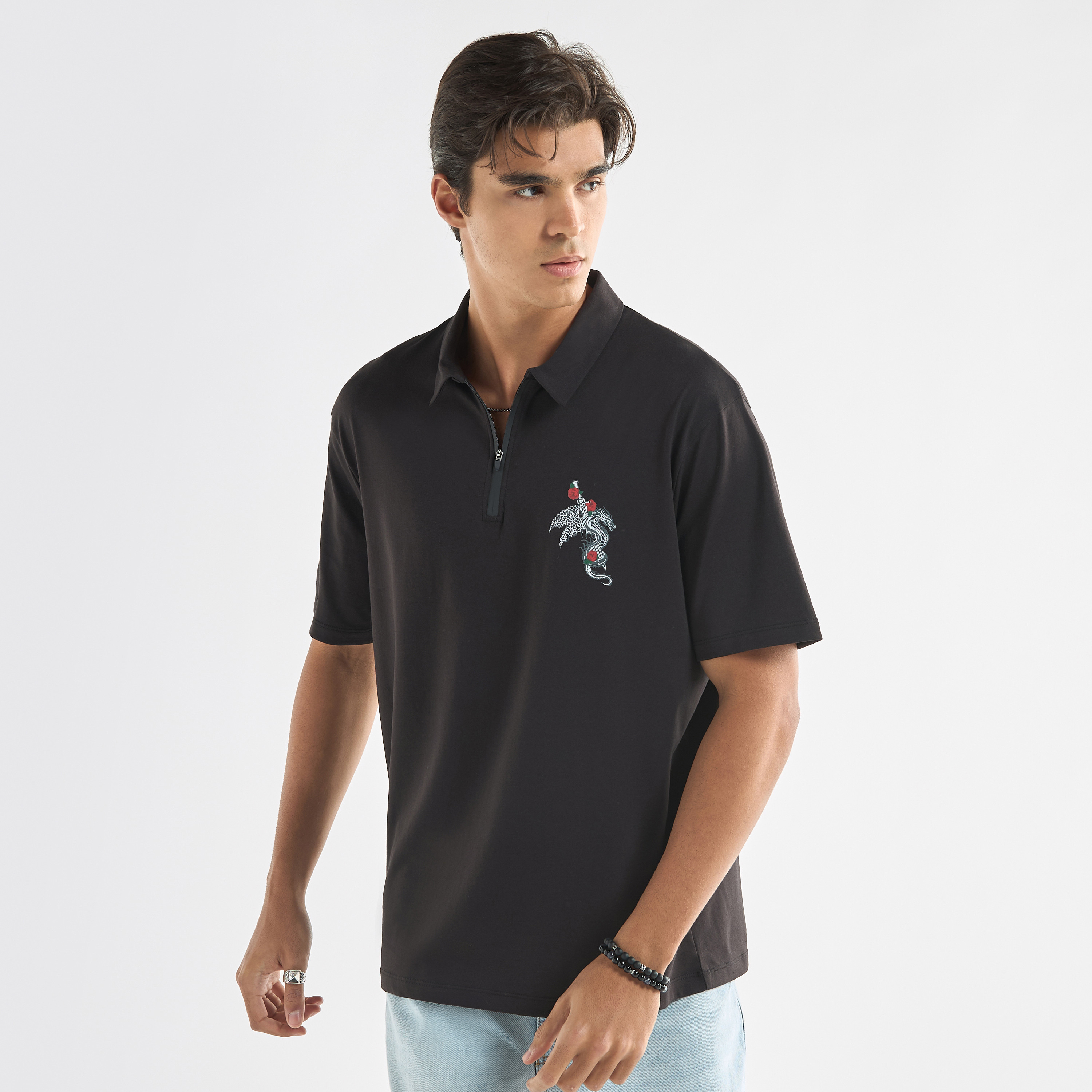 تيشيرت بولو بأكمام قصيرة وسحّاب إغلاق وطبعات تايبوجرافيك-men-clothing-tshirtsandpolos-polos-image-6