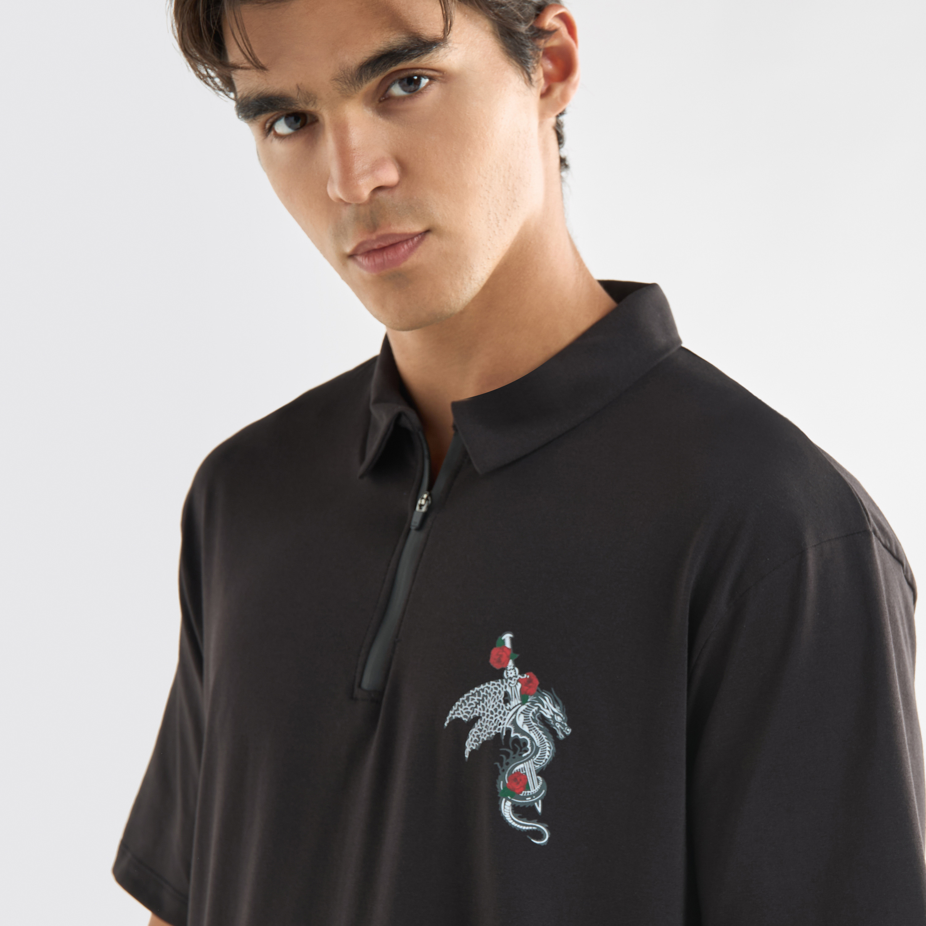 تيشيرت بولو بأكمام قصيرة وسحّاب إغلاق وطبعات تايبوجرافيك-men-clothing-tshirtsandpolos-polos-image-3