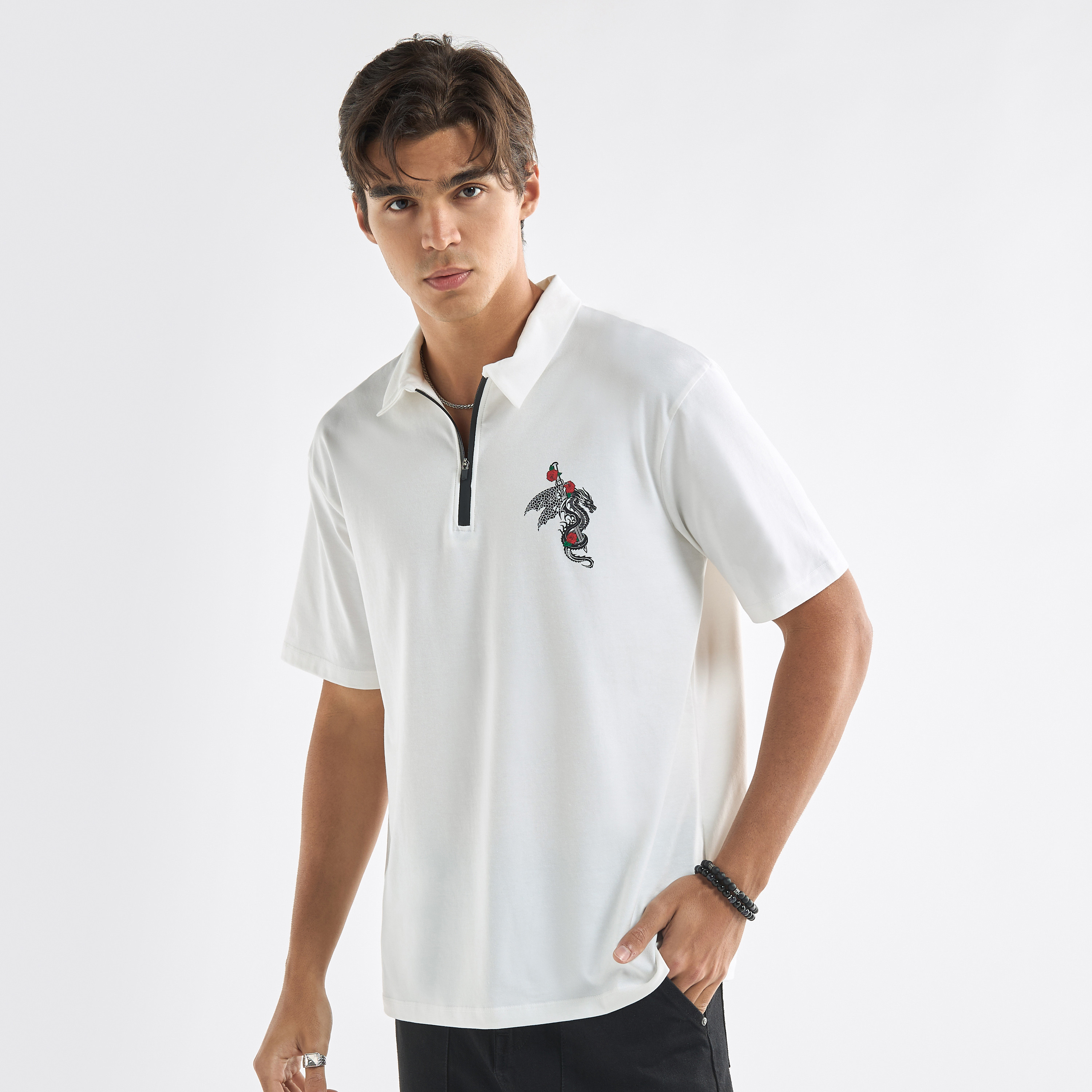 تيشيرت بولو بأكمام قصيرة وسحّاب إغلاق وطبعات تايبوجرافيك-men-clothing-tshirtsandpolos-polos-image-2